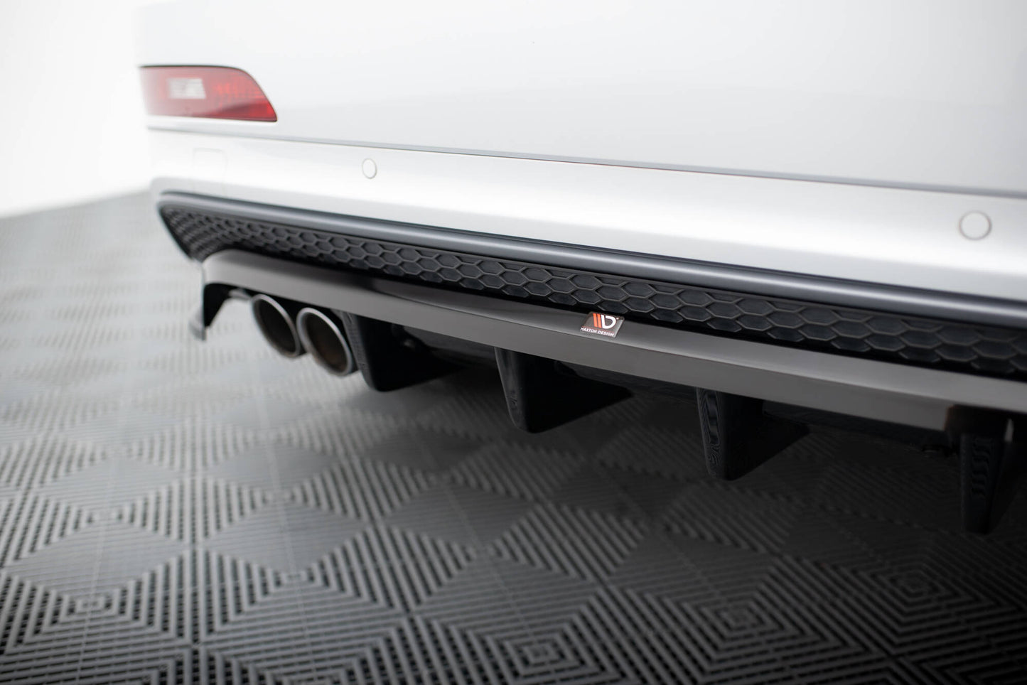Maxton Hinten Splitter (mit einem vertikalem balken) Audi Q3 S-line 8U schwarz Hochglanz
