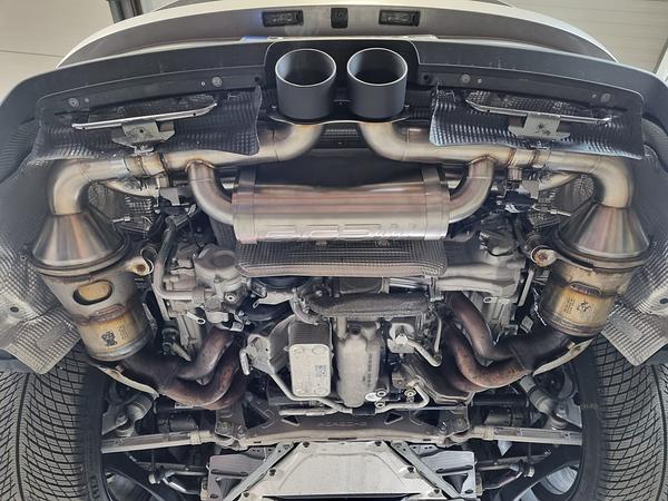 Grail Auspuffanlage Porsche 992 GT3 Schwarze Endrohre GT3 RS Montage bei Grail
