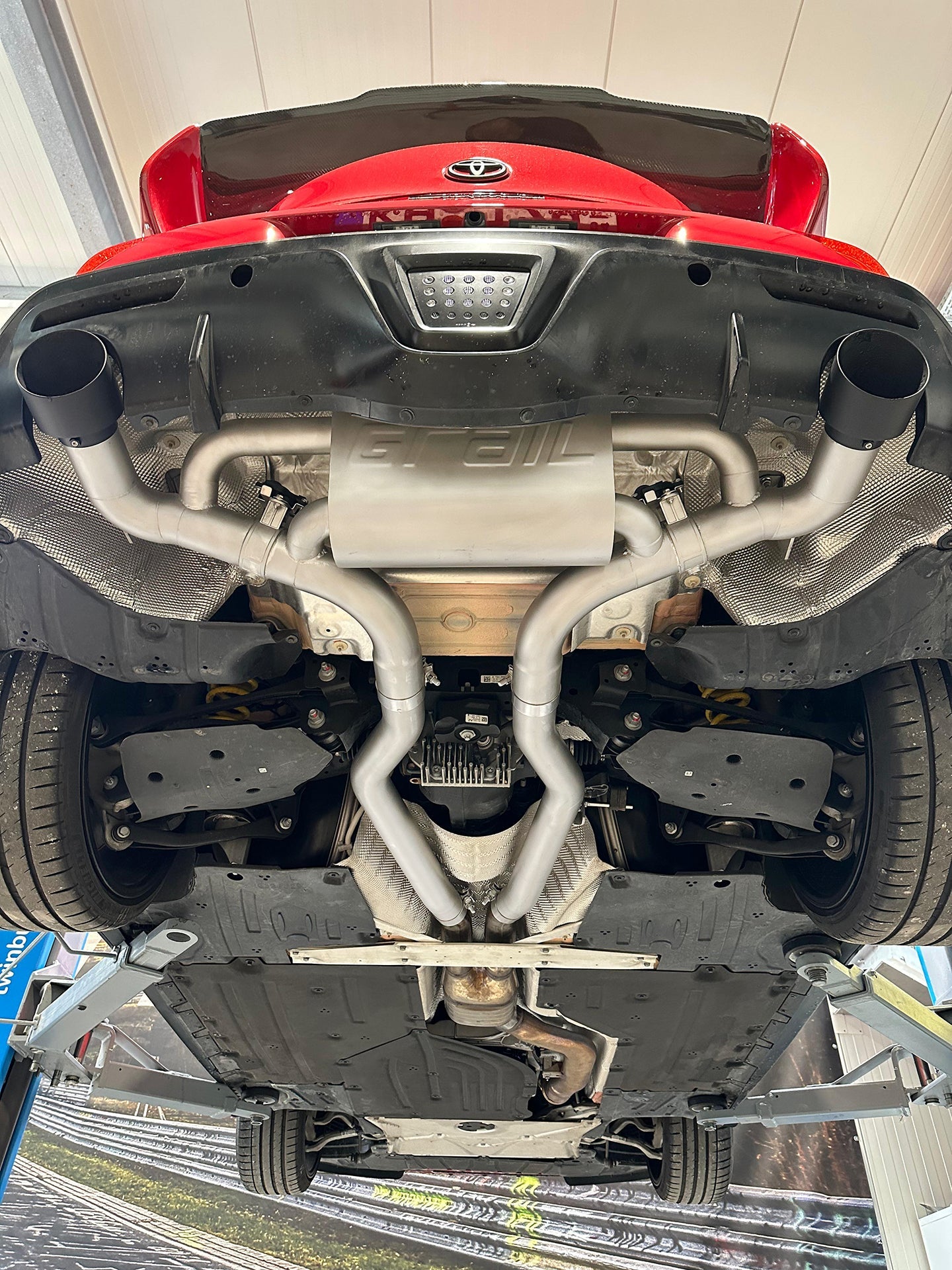 Grail Auspuffanlage Toyota Supra MK5 Edelstahl Endrohre Montage bei Grail