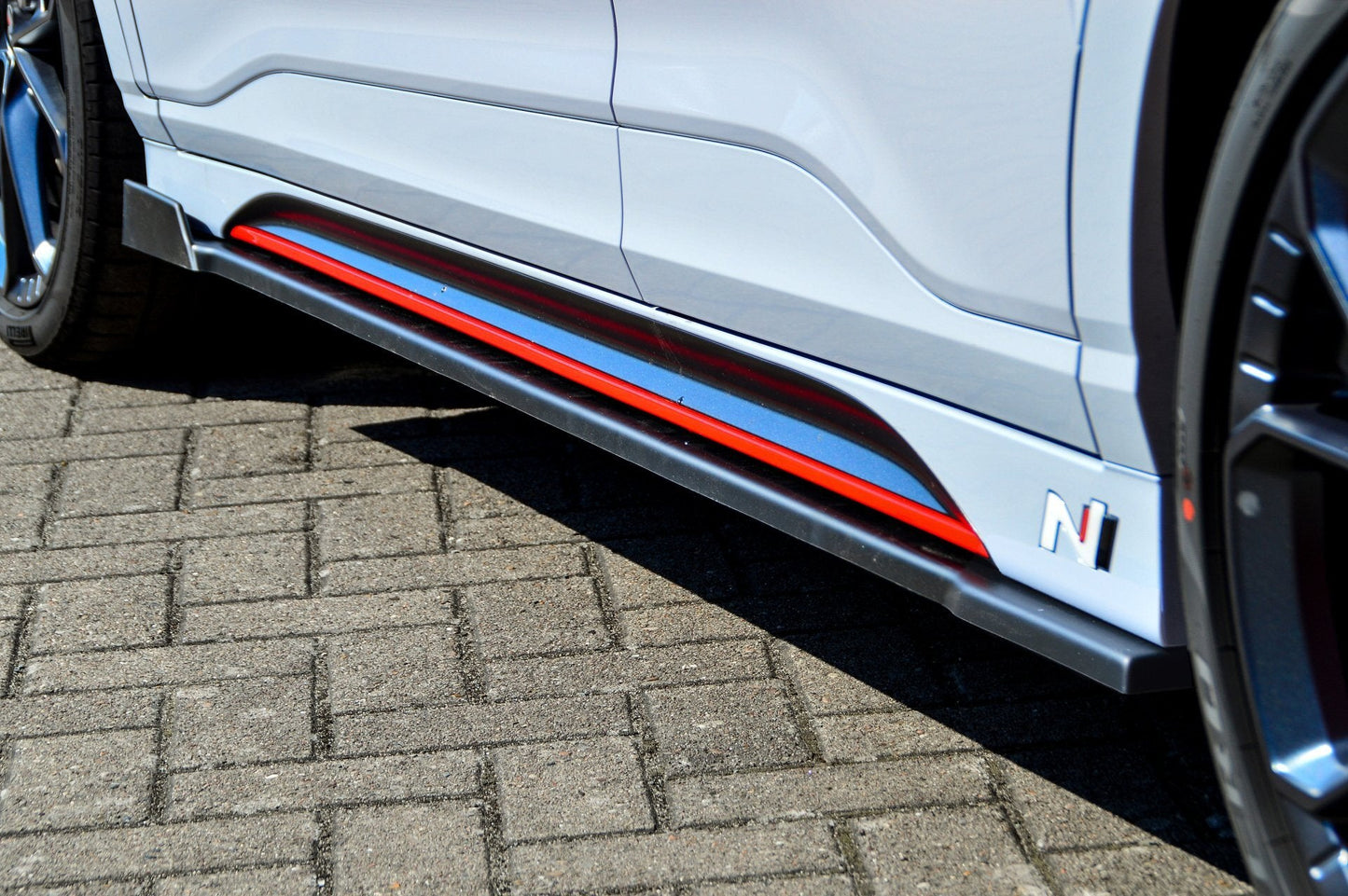 CUP Seitenschwellersatz mit Wing vorne Hyundai Kona N-Line Schwarz Glanz