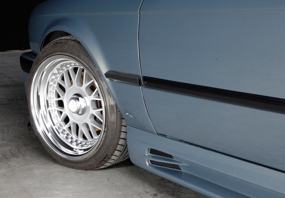 BMW 3er E30 Rieger Seitenschweller links, mit Schacht und 2 Ausschnitten, ABS inkl. Alugitter, Gutachten, Montagezubehör