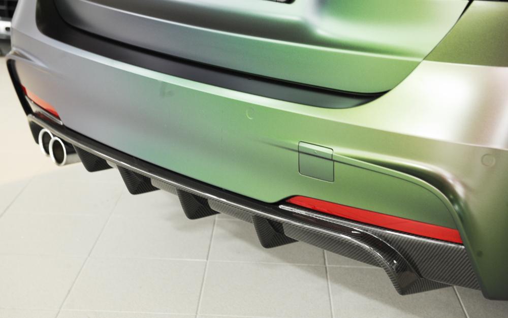 BMW 3er F30 (3L) Rieger Heckeinsatz Carbon nur für M-Paket-Heckschürze für orig. Doppelendrohr li, Carbon mit Klarlackfinish, für Fzg. mit M-Technik,
inkl. Montagezubehör, Gutachten