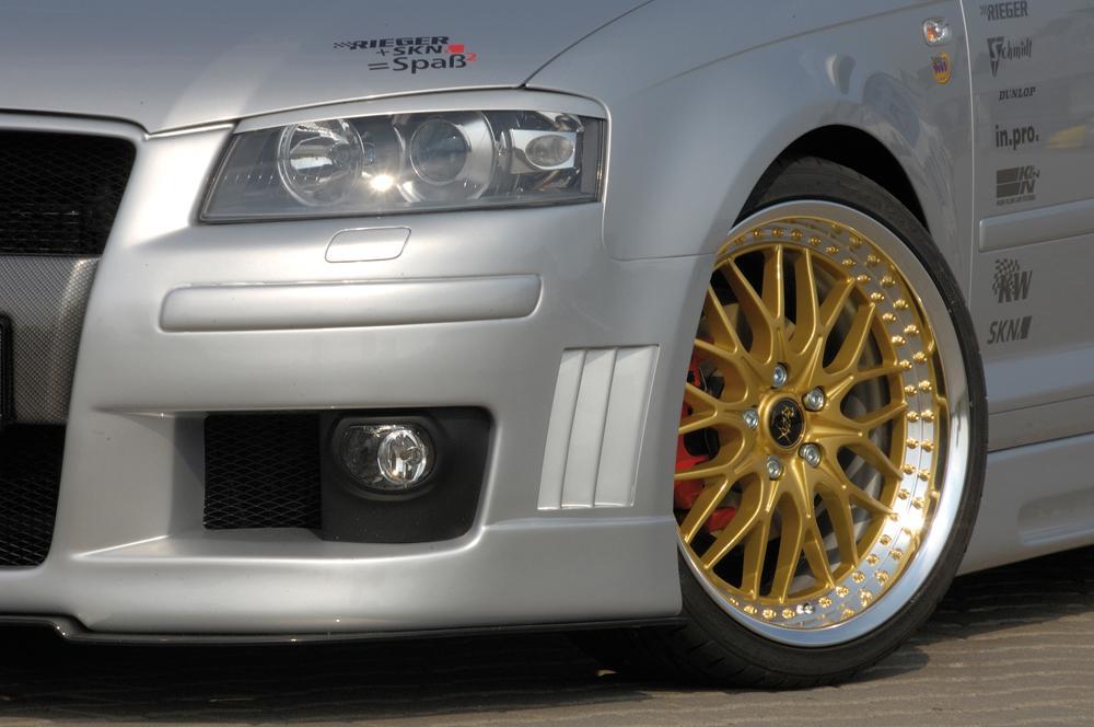 Audi A3 (8P) Rieger Spoilerstoßstange mit Halter f. orig. NSW, mit Abdeckkappen f. orig. NSW, mit integr. Kühlergrilleinfassung, mit seitlichen Rippen, ABS, für Fzg. mit Scheinwerferreinigungsanlage,
inkl. Alugitter, Montagezubehör, ABE