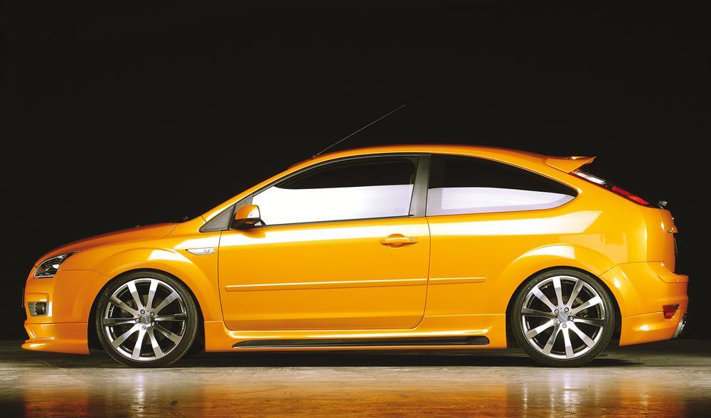 Ford Focus 2 Rieger Heckschürzenansatz für Endrohr li. u. re., ABS, Carbon-Look,
inkl. Alugitter, Gutachten, Montagezubehör