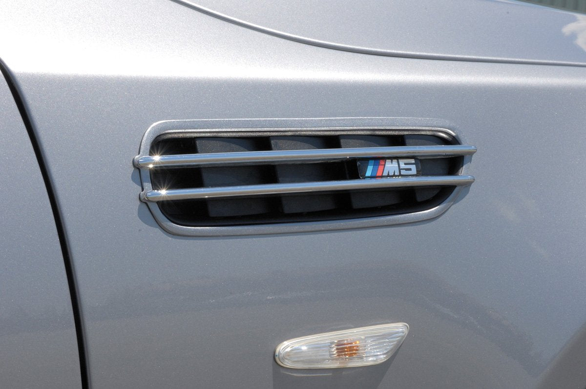 BMW 3er E30 BMW Lüftungsgitter schwarz M5-/ Rieger-Logo, für nachträgliche Montage für Kotflügel, ABS,
Adapter, Schnittschablone, Montagezubehör