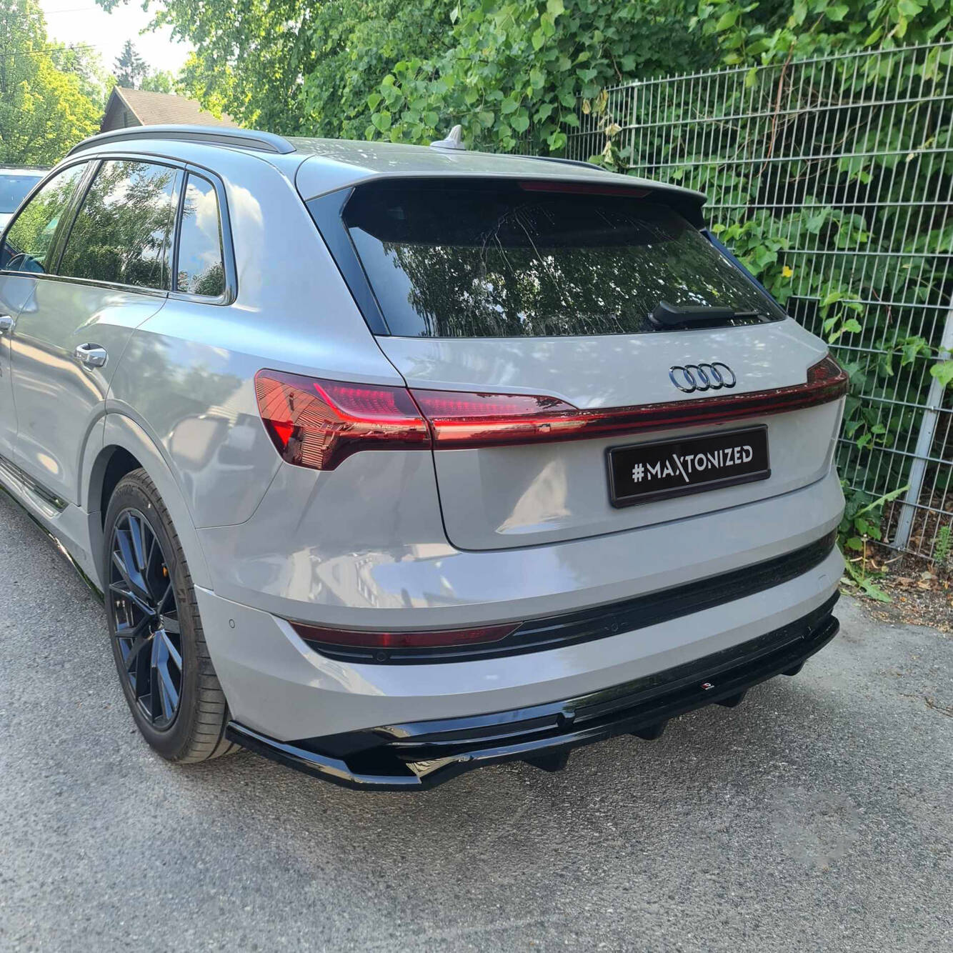 Maxton Mittlerer Diffusor Heck Ansatz DTM Look für Audi e-Tron S-Line schwarz Hochglanz