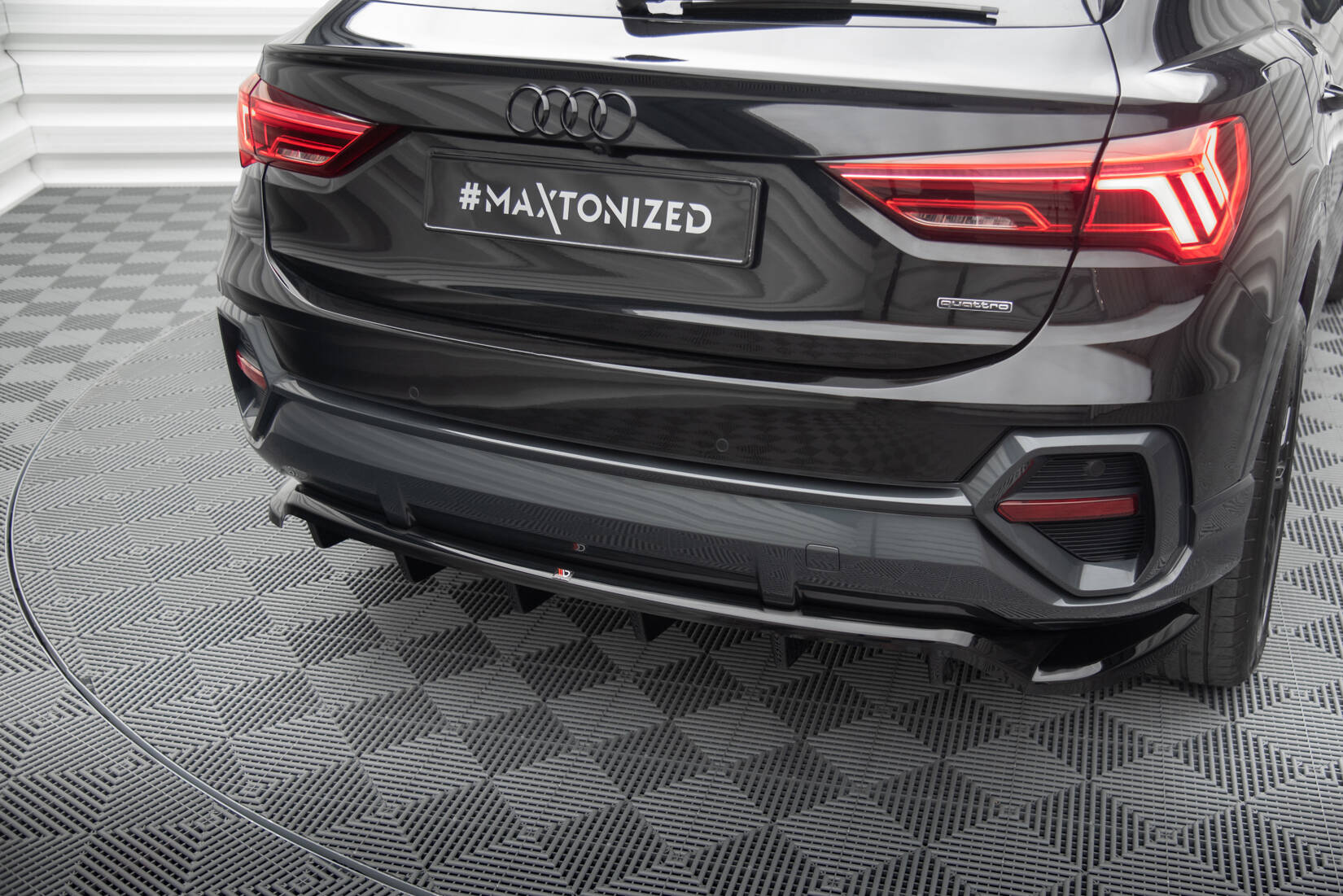 Maxton Mittlerer Diffusor Heck Ansatz DTM Look für Audi Q3 Sportback F3 schwarz Hochglanz