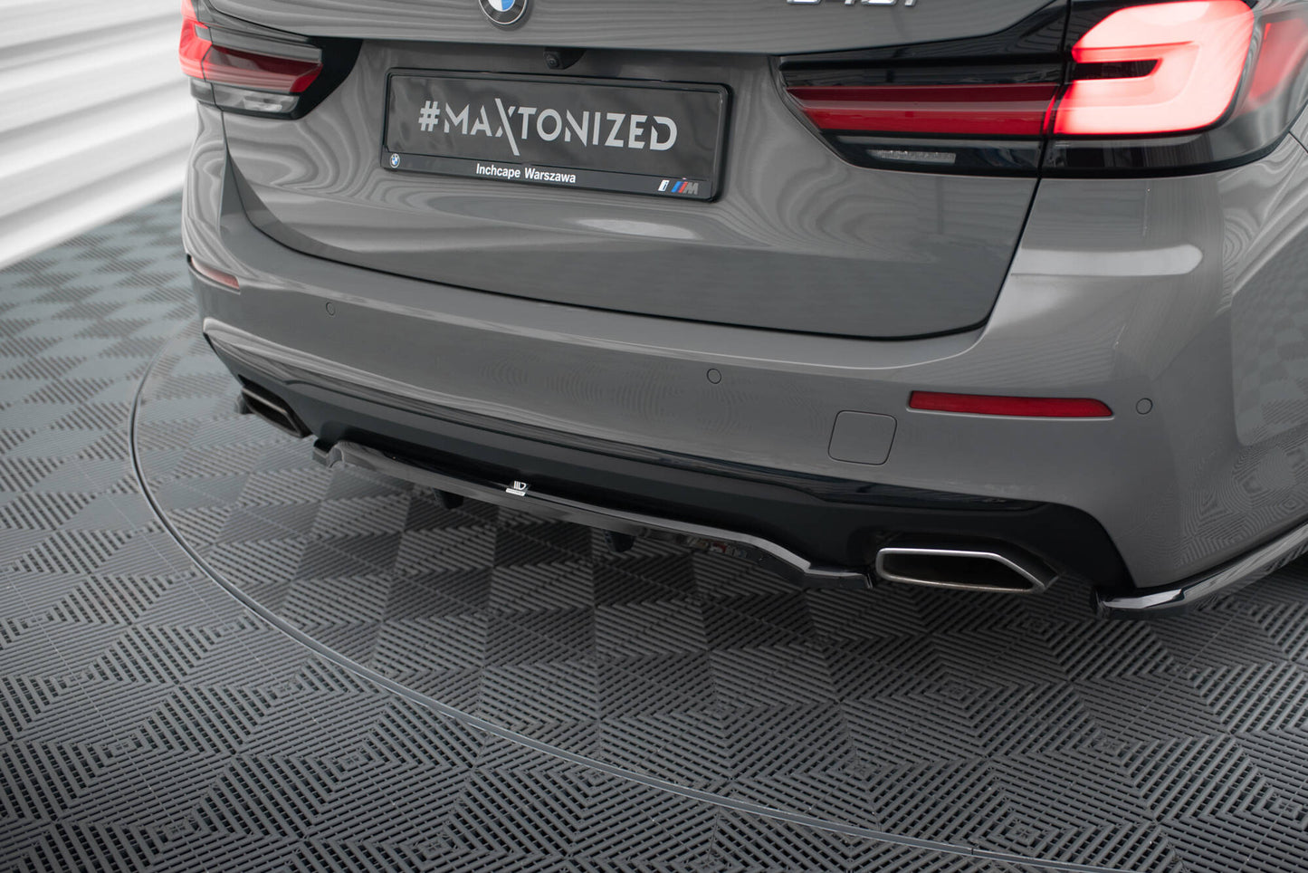Maxton Mittlerer Diffusor Heck Ansatz DTM Look für BMW 5er G30 / G31 Facelift schwarz Hochglanz