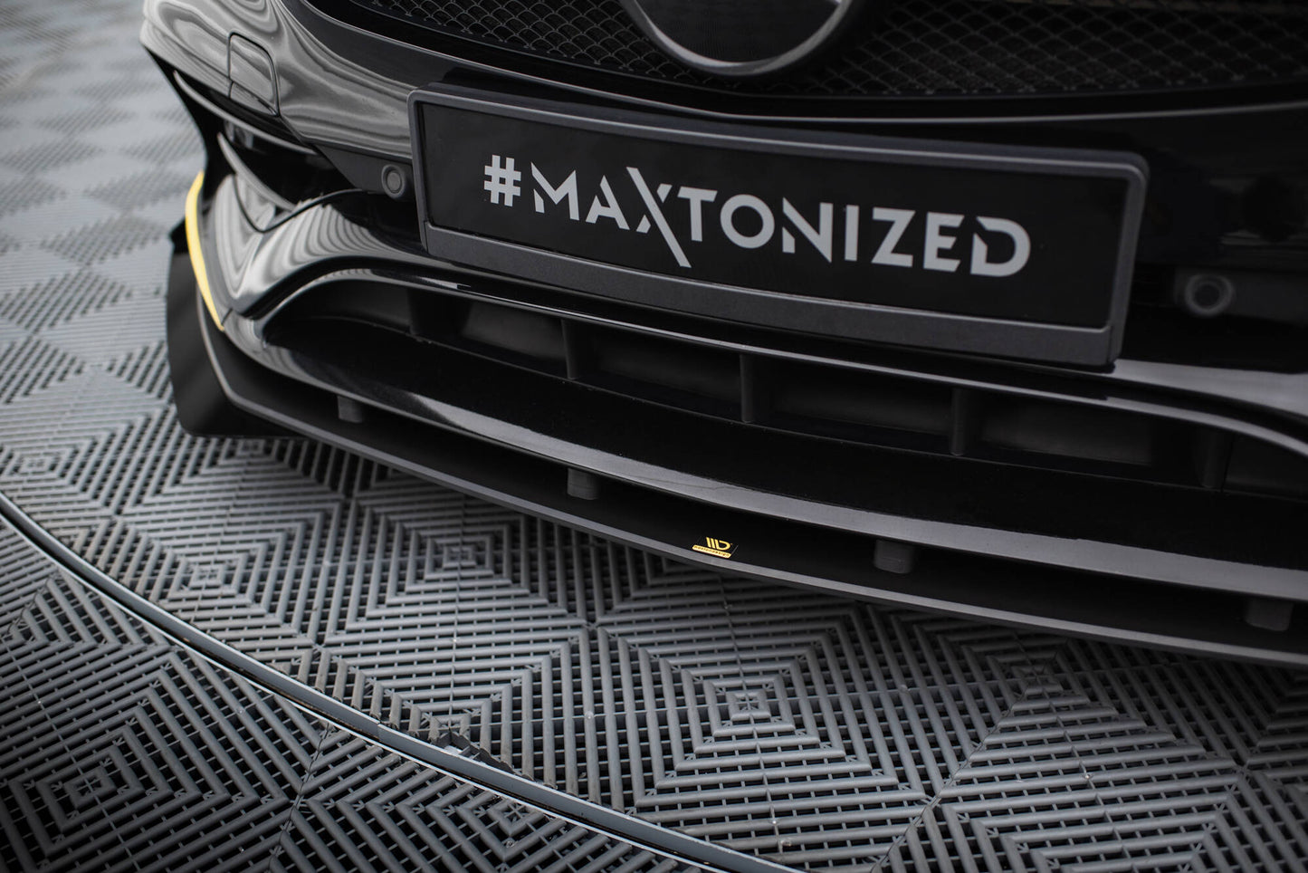 Maxton Street Pro Front Ansatz für +Flaps für + Flaps Mercedes-AMG CLA 45 Aero C117 Facelift schwarz Hochglanz