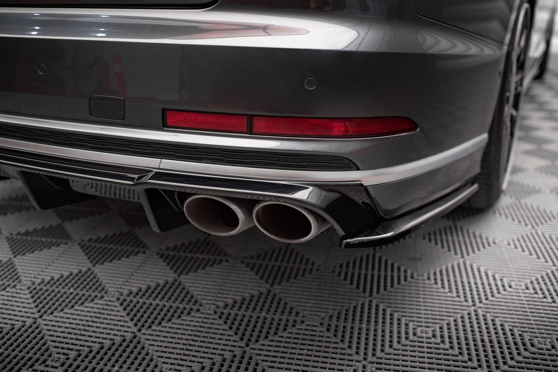 Maxton Heck Ansatz Flaps Diffusor V.2 für Audi S8 D5 schwarz Hochglanz