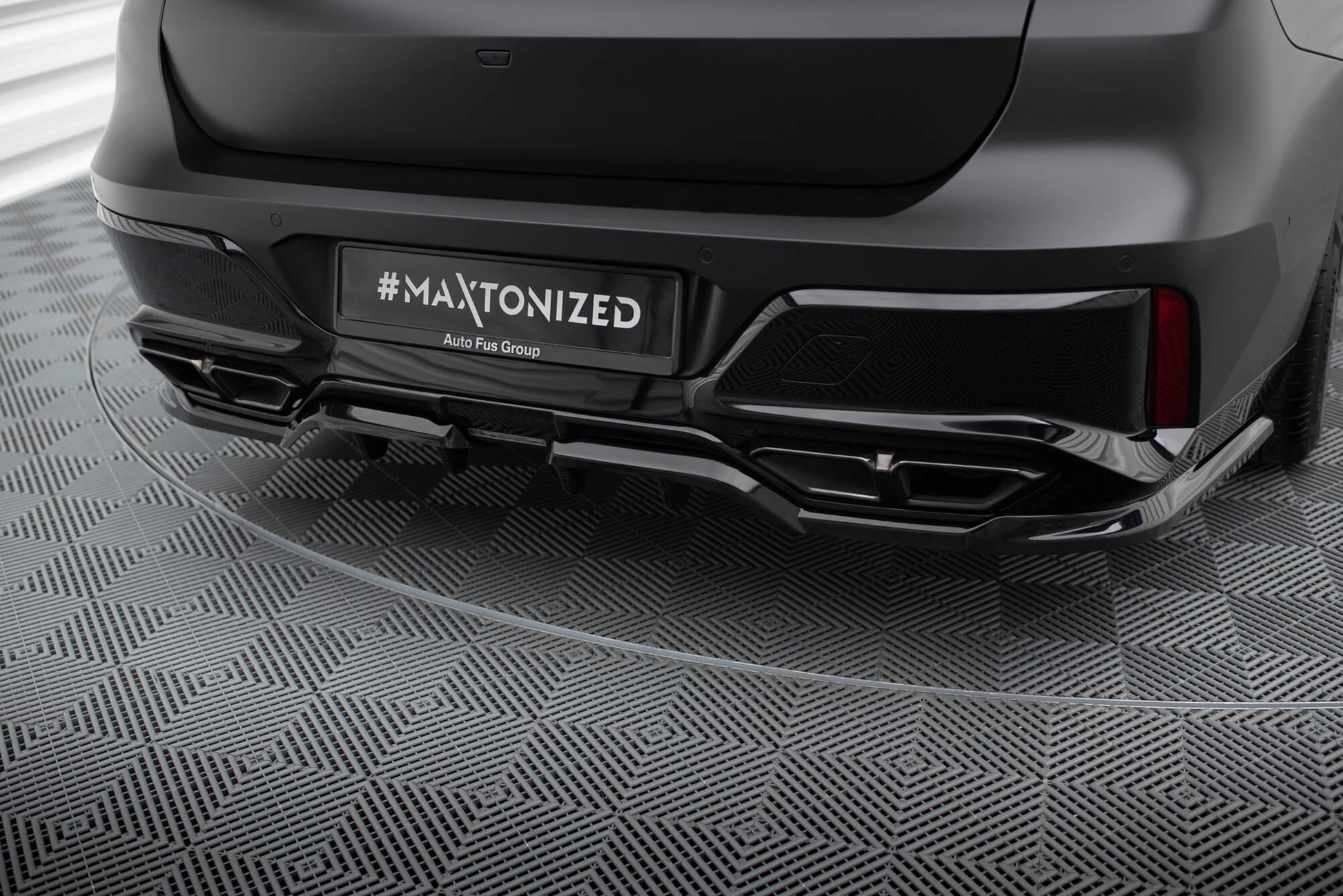Maxton Mittlerer Diffusor Heck Ansatz DTM Look für BMW M760e G70 schwarz Hochglanz