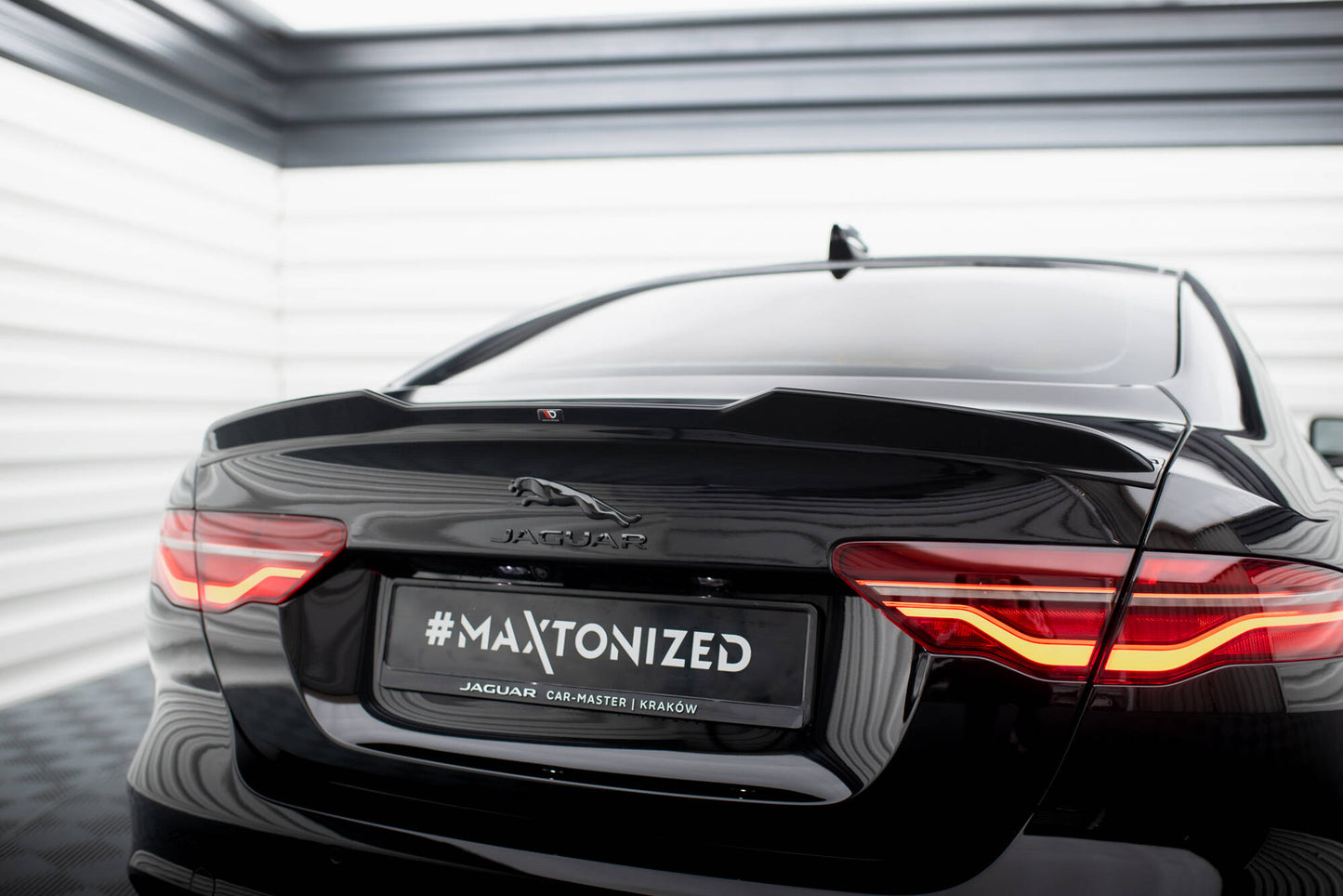 Maxton Spoiler CAP für 3D Jaguar XE X760 Facelift schwarz Hochglanz