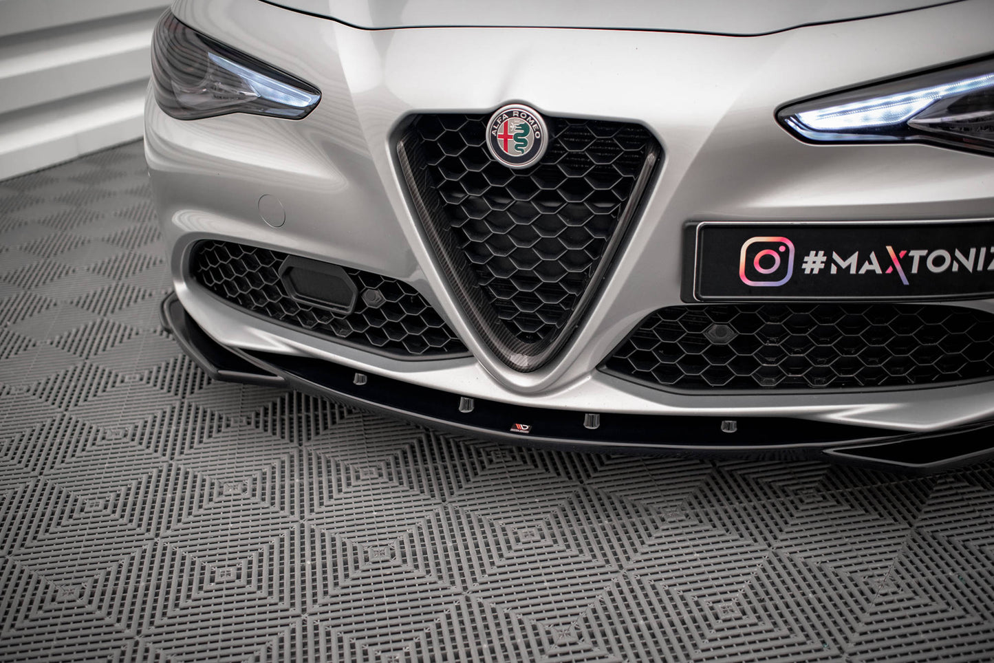 Maxton Front Ansatz V.2 für Alfa Romeo Giulia Sport schwarz Hochglanz