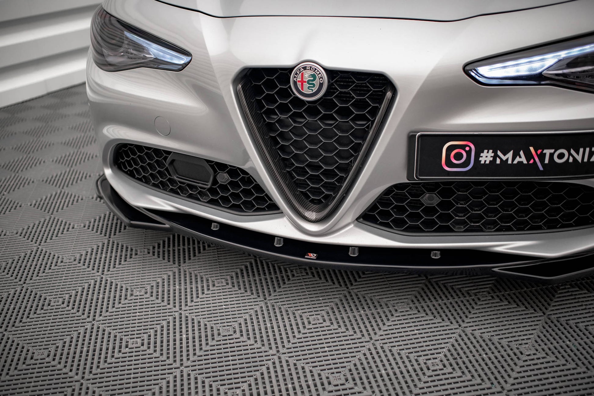 Maxton Front Ansatz V.2 für Alfa Romeo Giulia Sport schwarz Hochglanz