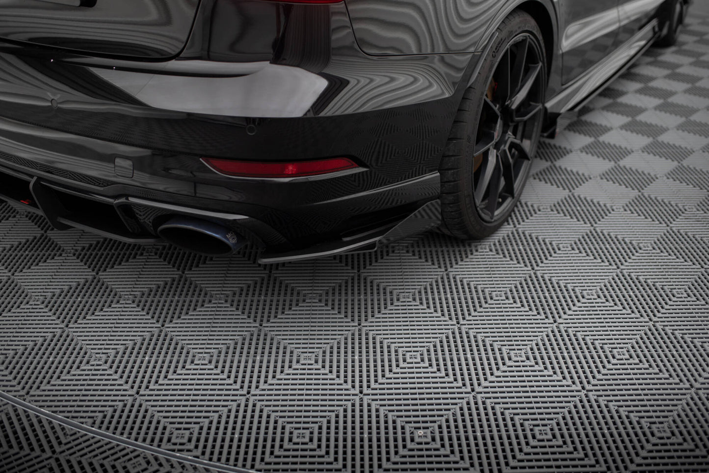 Maxton Street Pro Heck Ansatz Flaps Diffusor +Flaps für Audi RS3 Limousine 8V Facelift schwarz Hochglanz