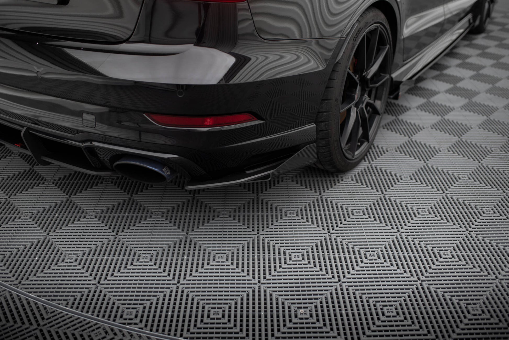 Maxton Street Pro Heck Ansatz Flaps Diffusor +Flaps für Audi RS3 Limousine 8V Facelift schwarz Hochglanz