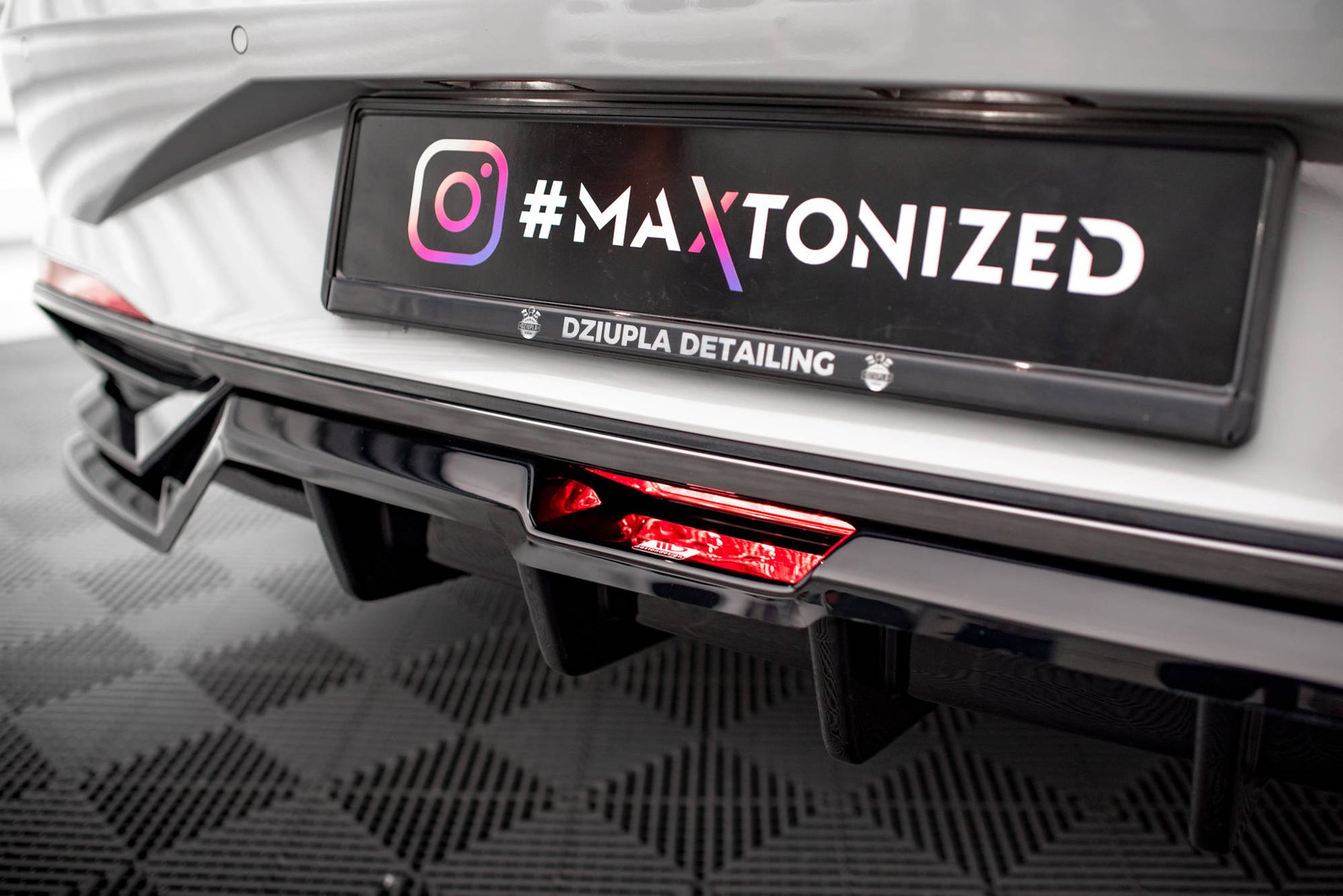 Maxton Mittlerer Diffusor Heck Ansatz DTM Look für Hyundai Elantra Mk7 schwarz Hochglanz