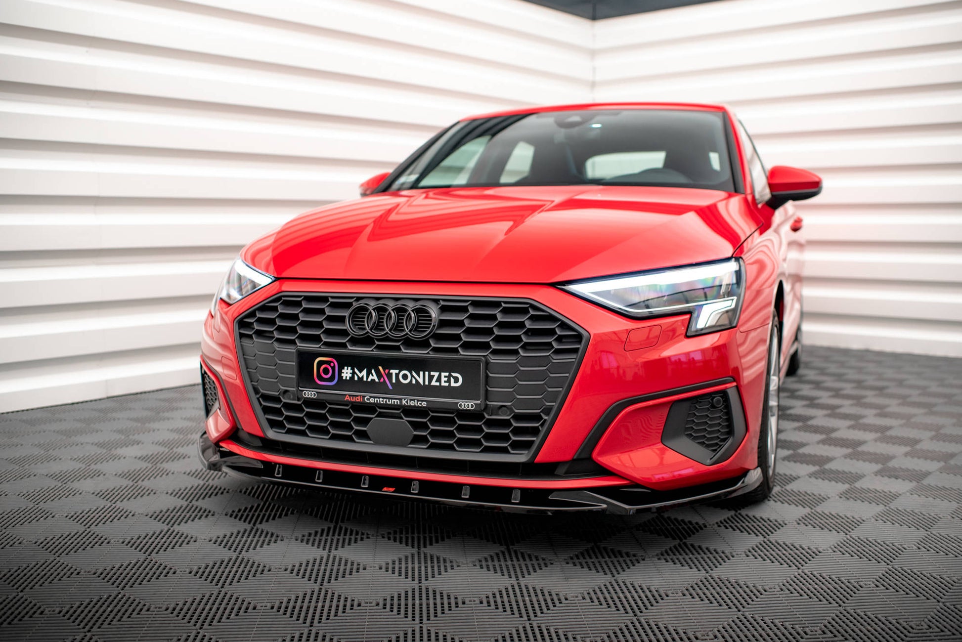 Maxton Front Ansatz V.1 für Audi A3 8Y schwarz Hochglanz