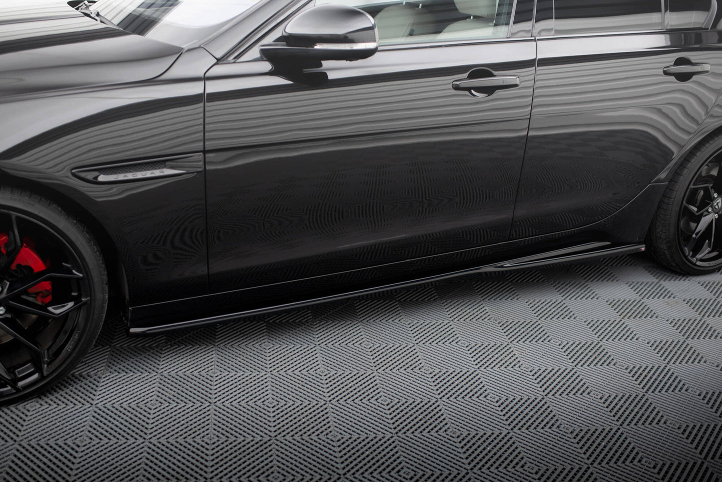 Maxton Seitenschweller Ansatz für Jaguar XE X760 Facelift schwarz Hochglanz