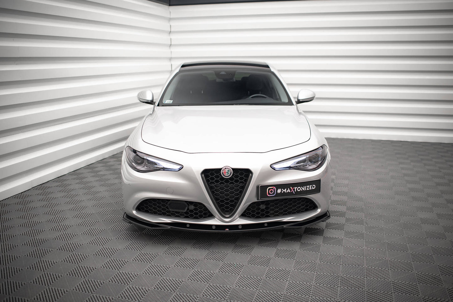 Maxton Front Ansatz V.2 für Alfa Romeo Giulia Sport schwarz Hochglanz