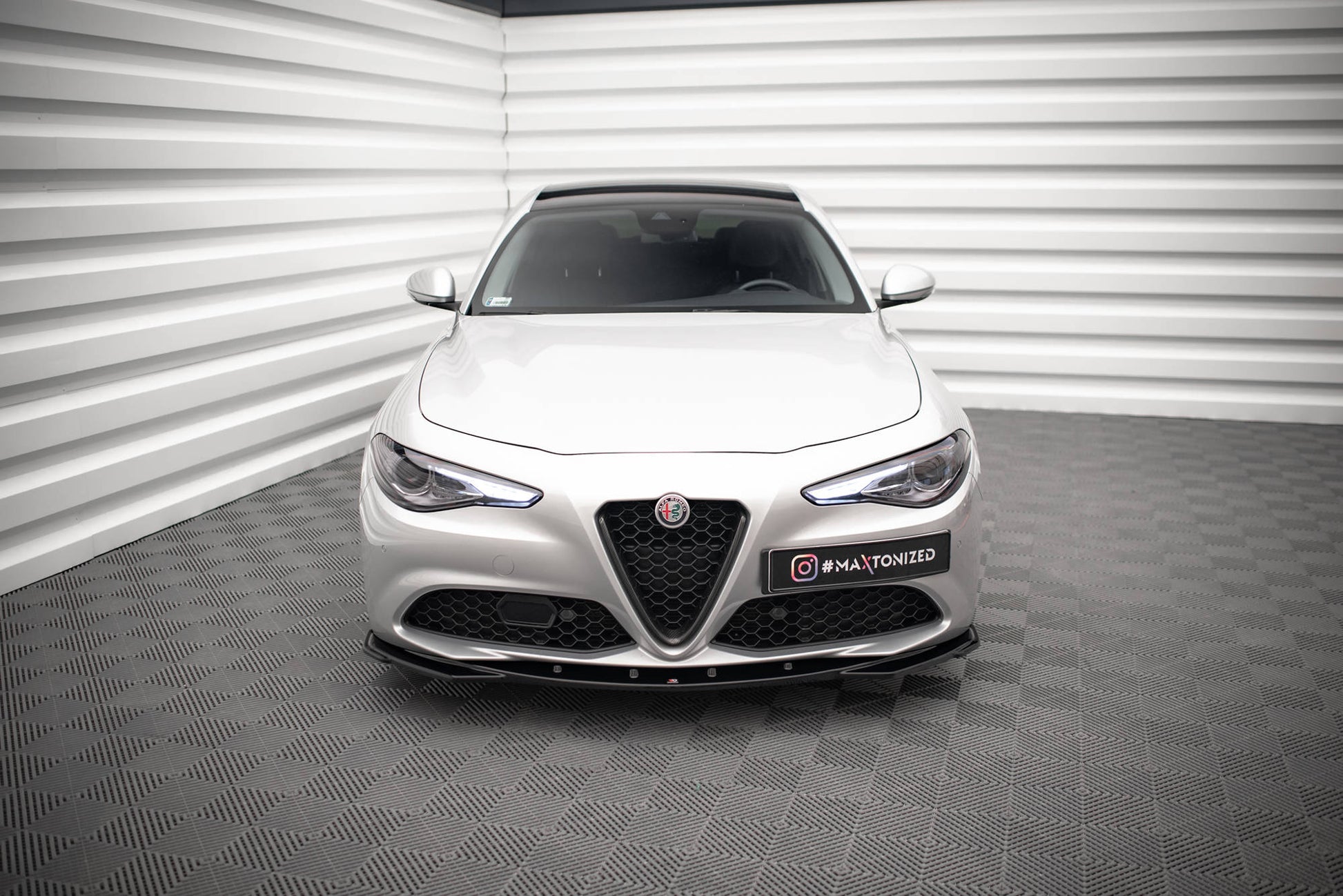 Maxton Front Ansatz V.2 für Alfa Romeo Giulia Sport schwarz Hochglanz