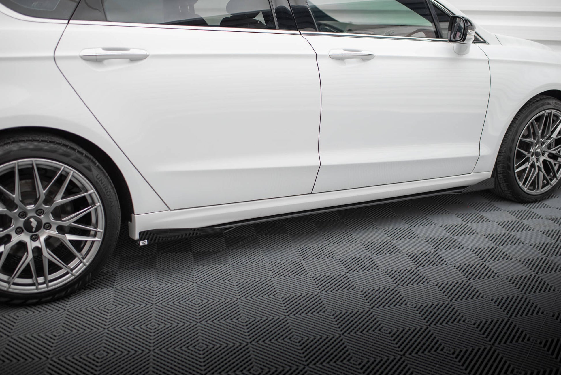 Maxton Side Flaps Ford Mondeo Sport Mk5 Facelift / Fusion Sport Mk2 Facelift schwarz Hochglanz