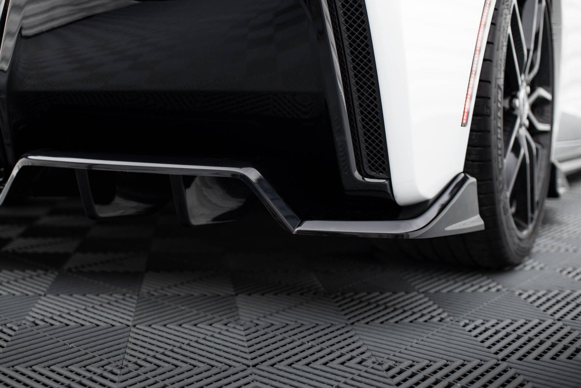 Maxton Mittlerer Diffusor Heck Ansatz DTM Look für + Heck Ansatz Flaps Diffusor für Chevrolet Corvette C7 schwarz Hochglanz