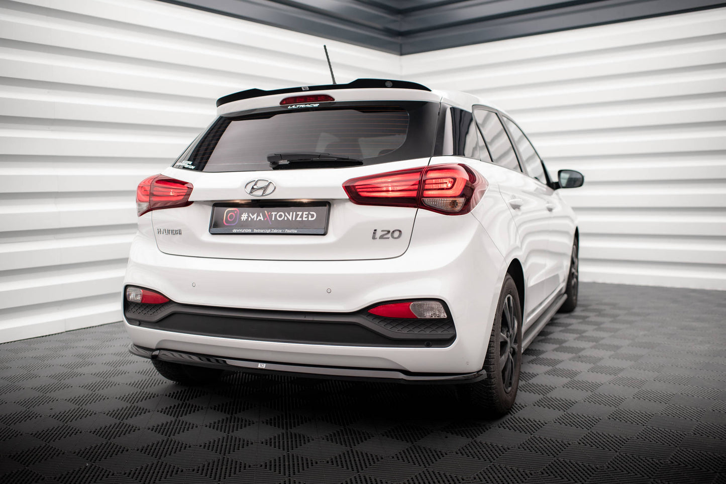 Maxton Mittlerer Diffusor Heck Ansatz für Hyundai I20 Mk2 Facelift schwarz Hochglanz