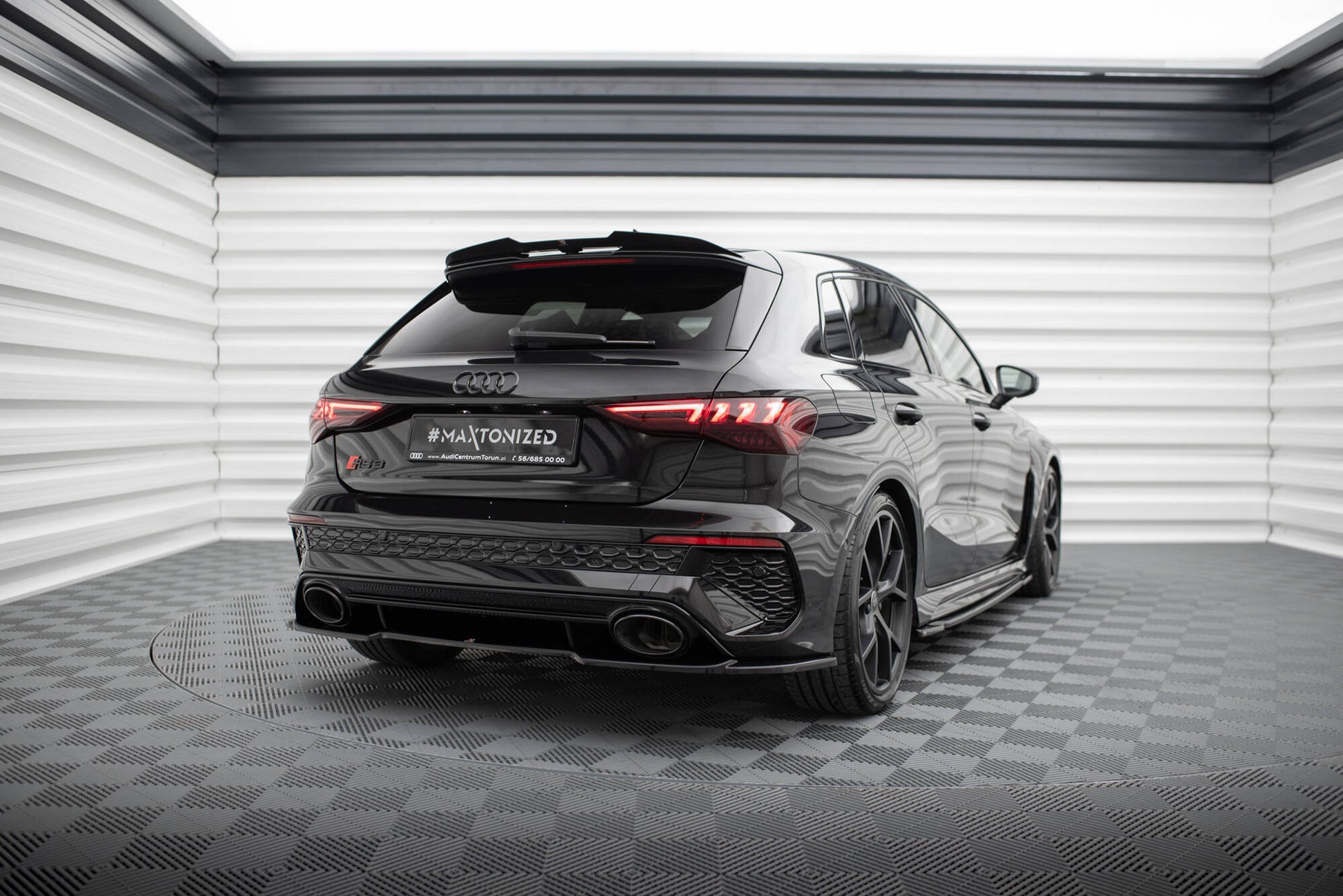 Maxton Zentrale Hinten Splitte Audi RS3 Sportback 8Y schwarz Hochglanz