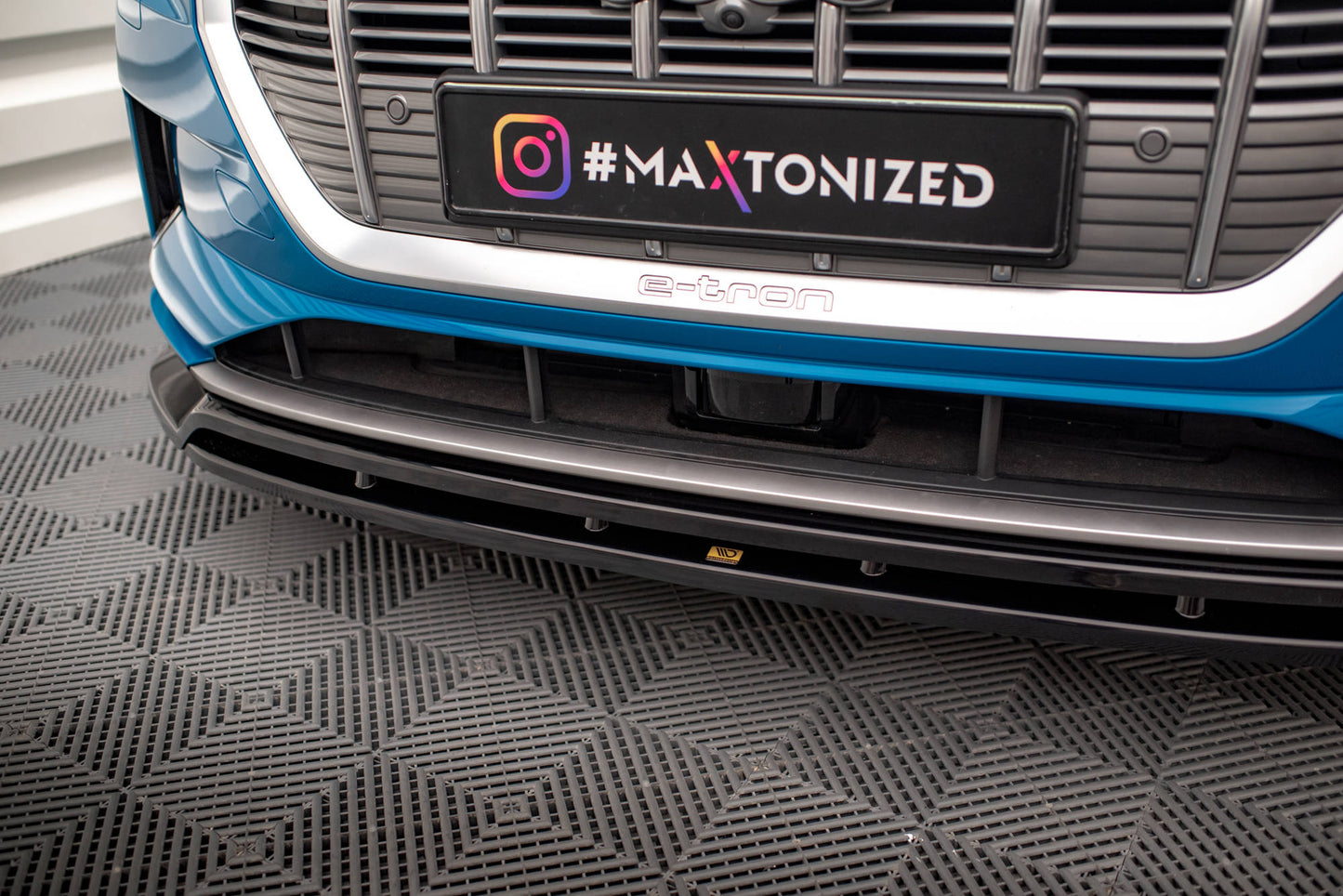 Maxton Front Ansatz V.2 für Audi e-tron schwarz Hochglanz