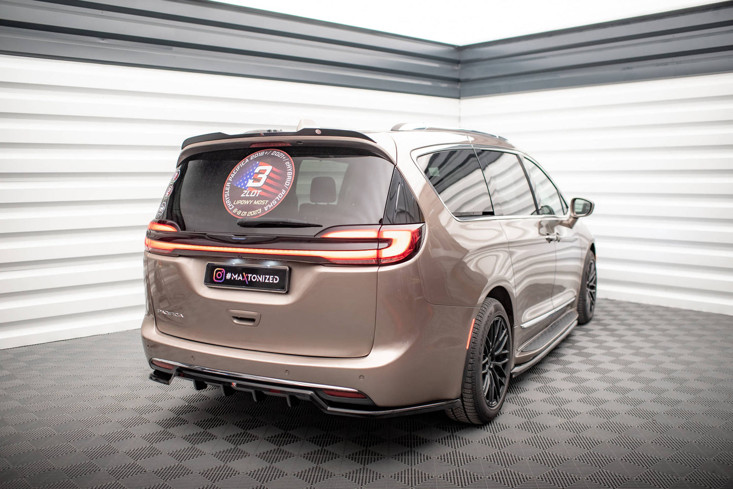 Maxton Spoiler CAP für Chrysler Pacifica Mk2 schwarz Hochglanz