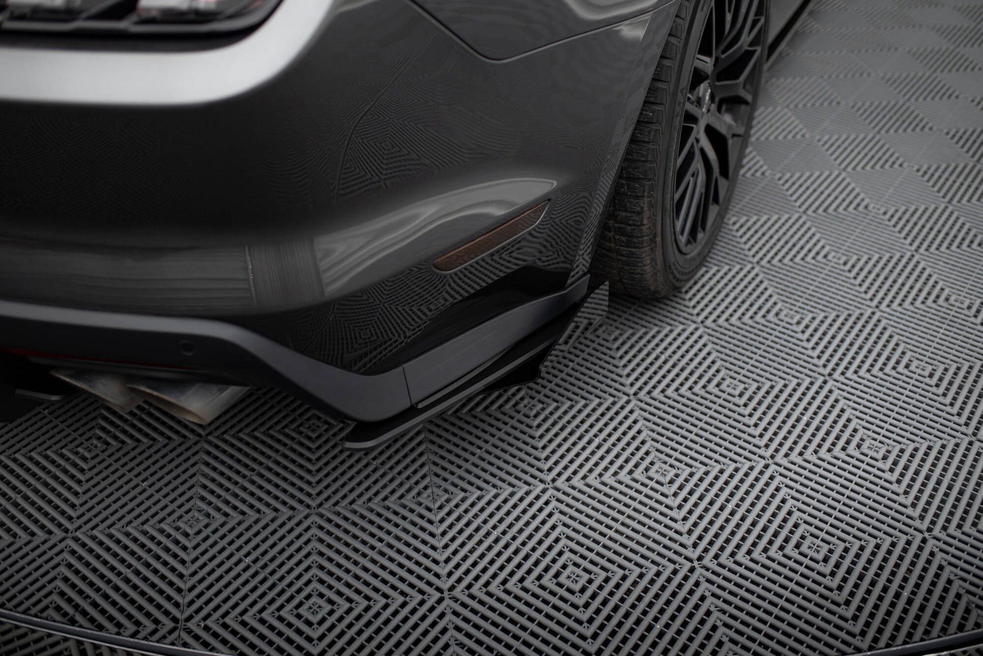 Maxton Hintere Seiten Flaps für Ford Mustang GT Mk6  schwarz Hochglanz