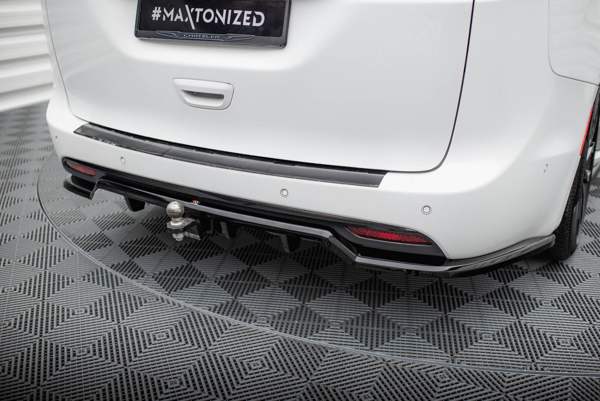 Maxton Mittlerer Diffusor Heck Ansatz DTM Look für Chrysler Pacifica Mk2 Facelift schwarz Hochglanz