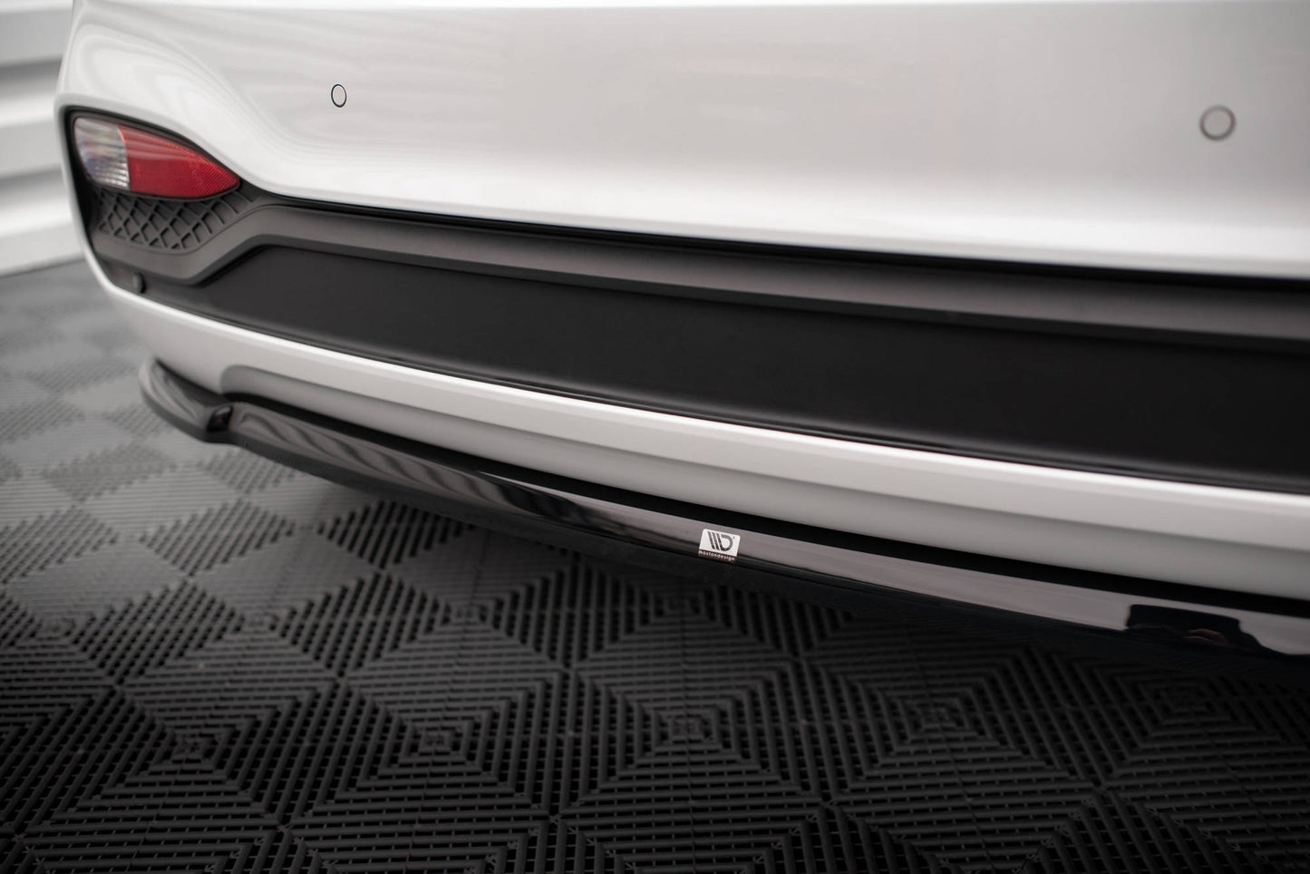 Maxton Mittlerer Diffusor Heck Ansatz für Hyundai I20 Mk2 Facelift schwarz Hochglanz