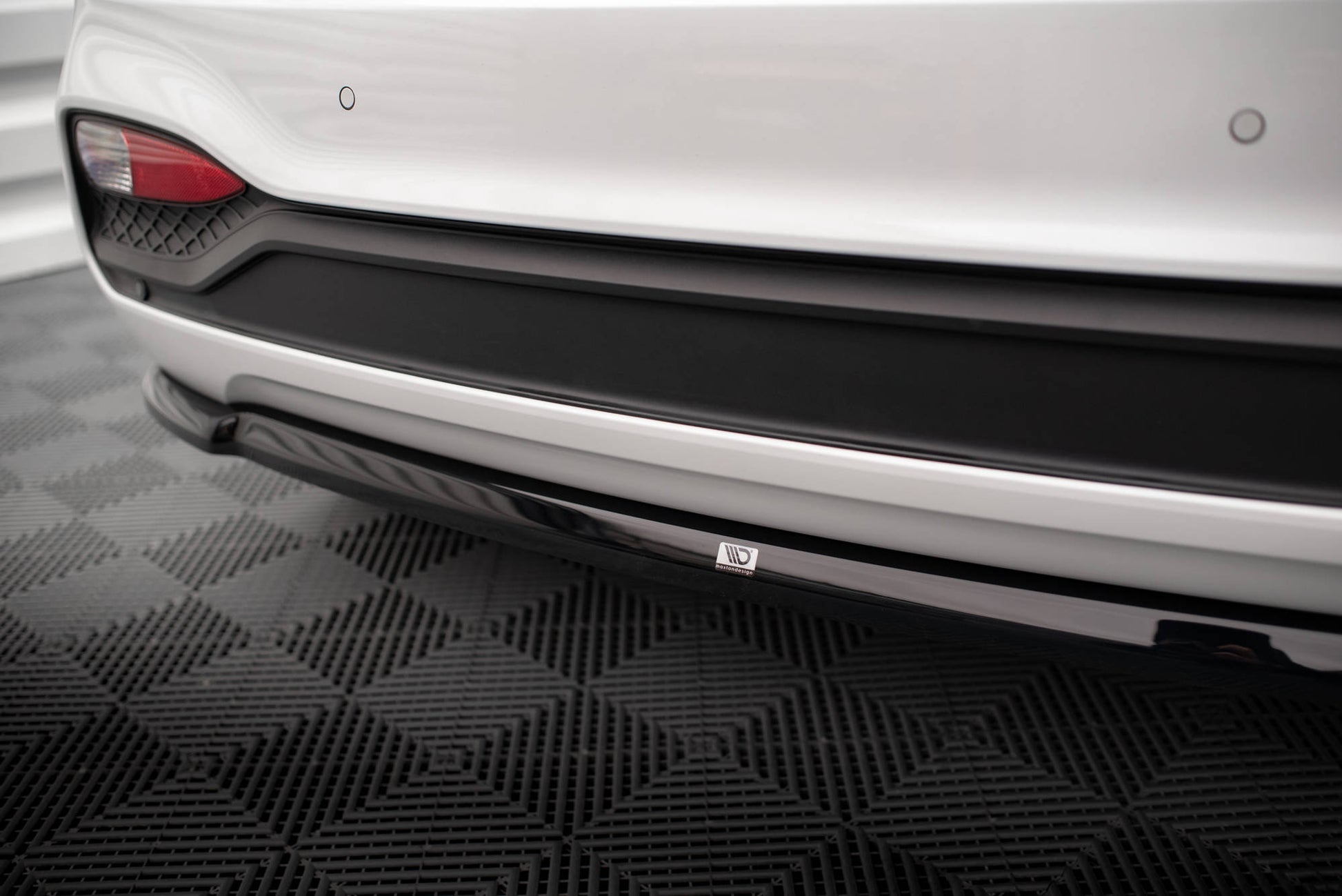 Maxton Mittlerer Diffusor Heck Ansatz für Hyundai I20 Mk2 Facelift schwarz Hochglanz
