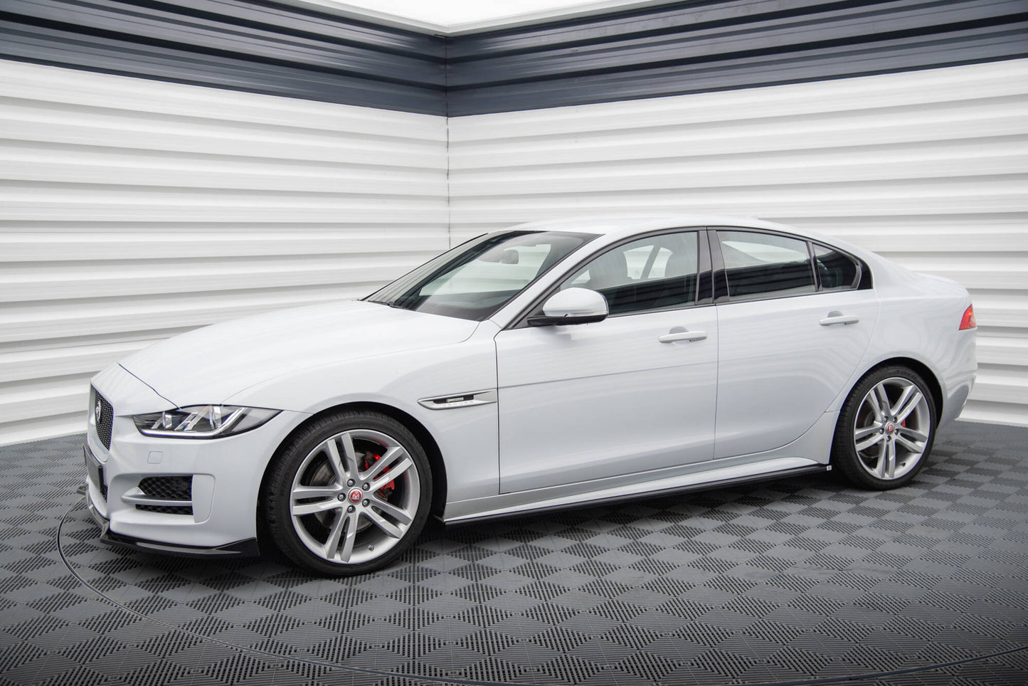 Maxton Seitenschweller Ansatz für Jaguar XE R-Sport X760 schwarz Hochglanz
