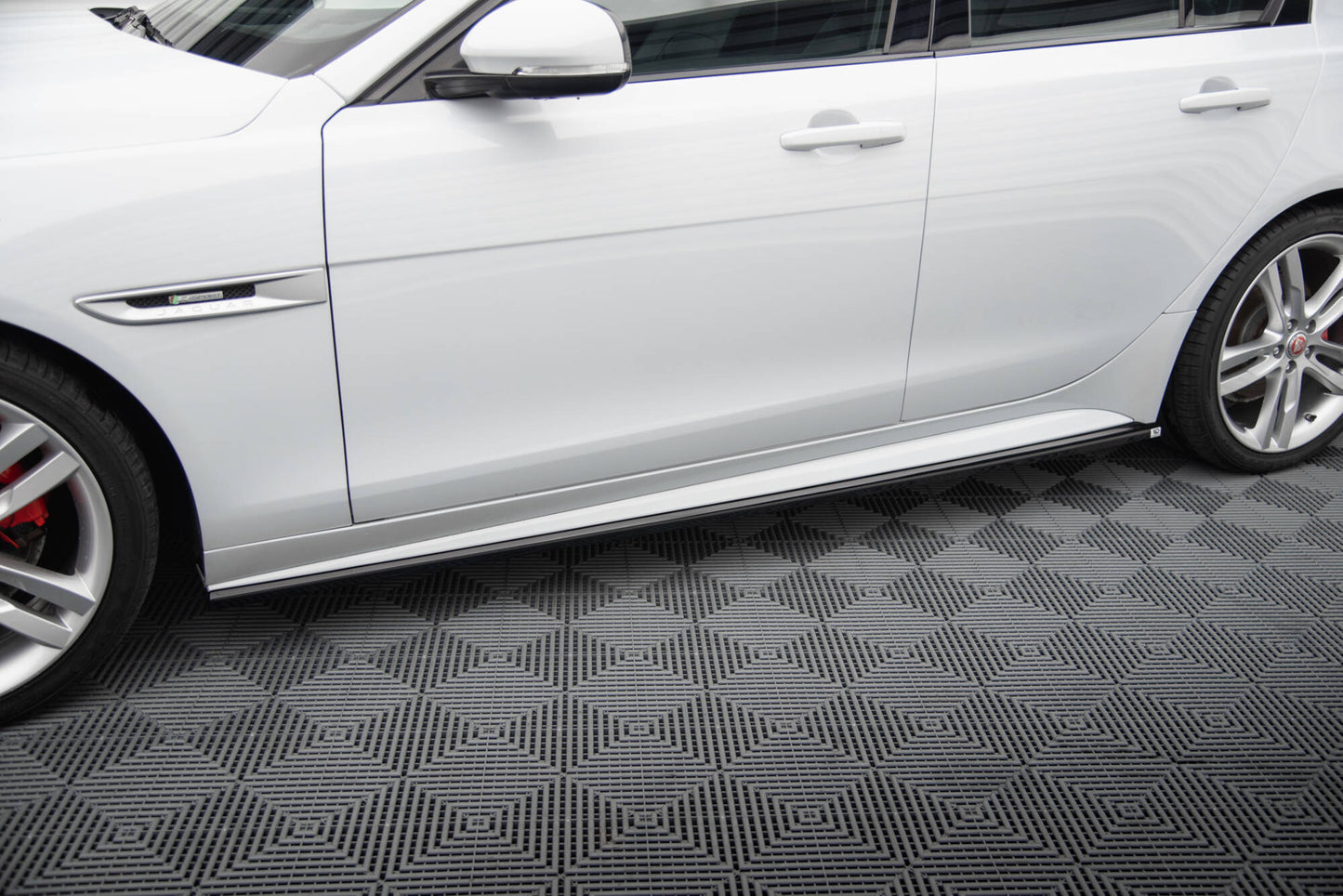 Maxton Seitenschweller Ansatz für Jaguar XE R-Sport X760 schwarz Hochglanz