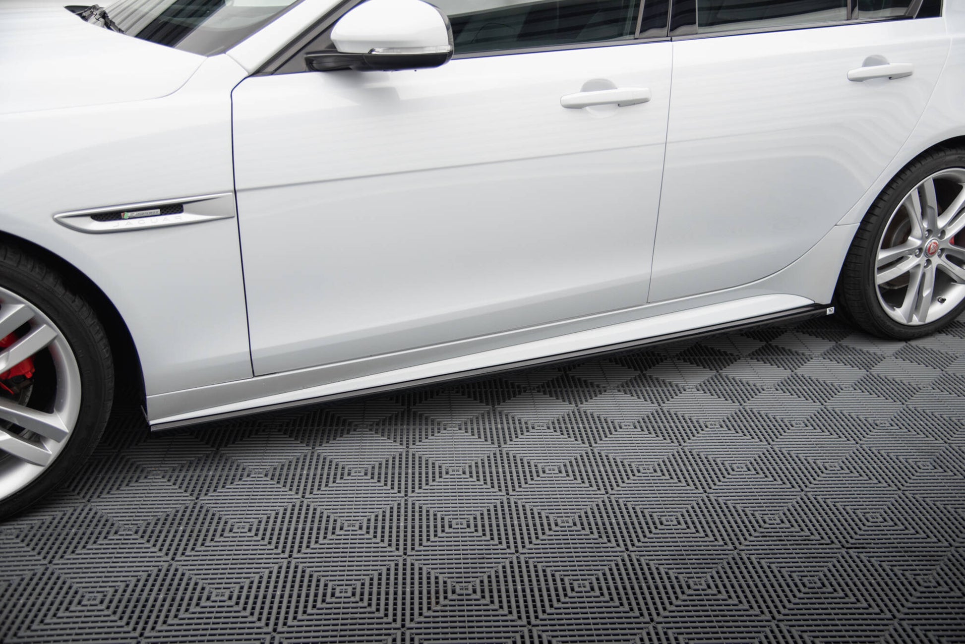 Maxton Seitenschweller Ansatz für Jaguar XE R-Sport X760 schwarz Hochglanz