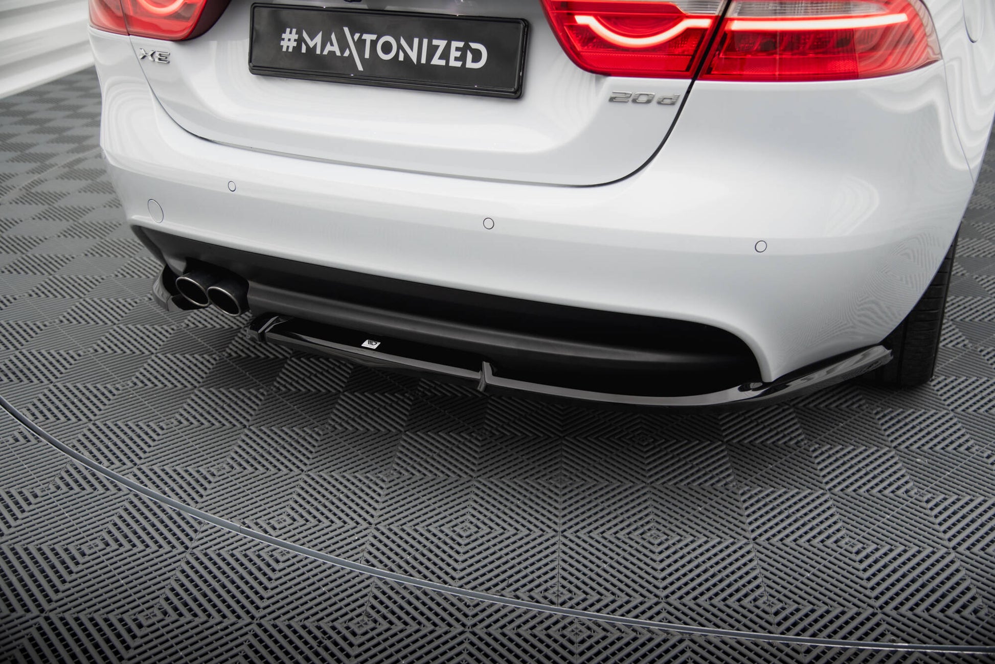 Maxton Heck Ansatz Flaps Diffusor für Jaguar XE R-Sport X760 schwarz Hochglanz