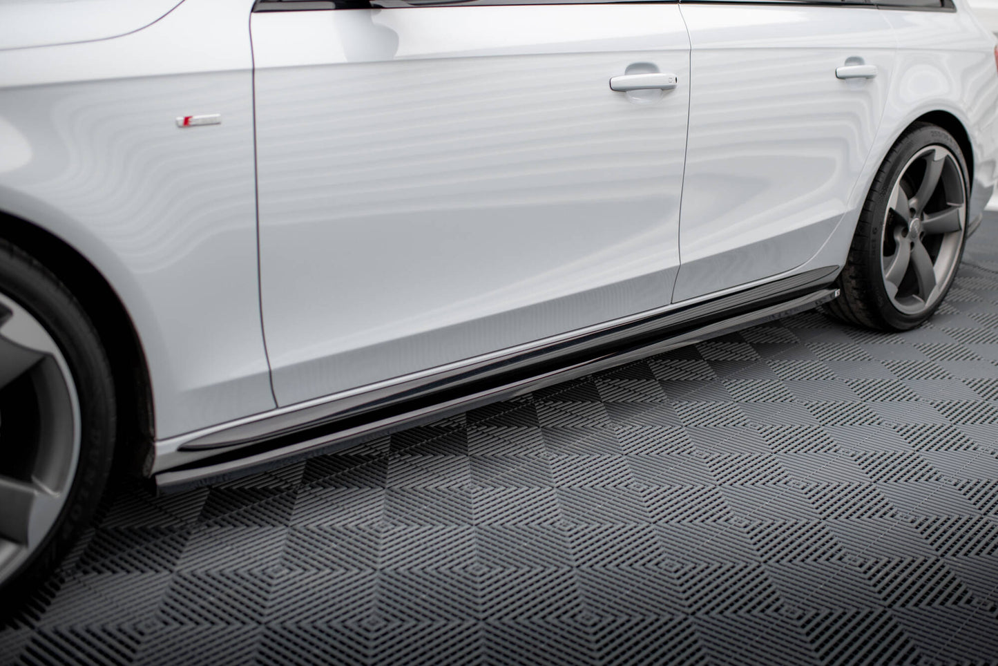 Maxton Seitenschweller Ansatz für V.3 für Audi A4 / A4 S-Line / S4 B8  schwarz Hochglanz