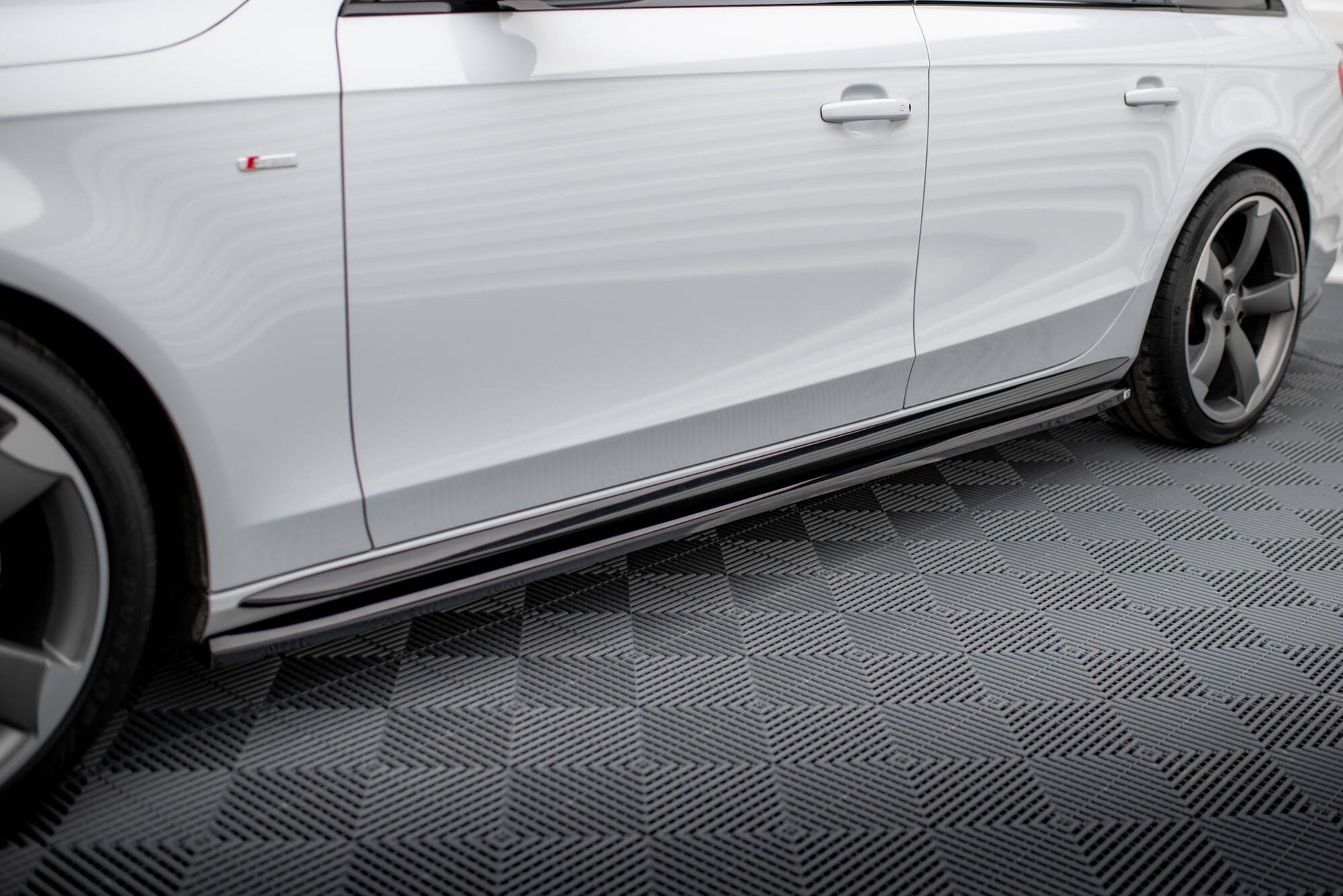 Maxton Seitenschweller Ansatz für V.3 für Audi A4 / A4 S-Line / S4 B8  schwarz Hochglanz