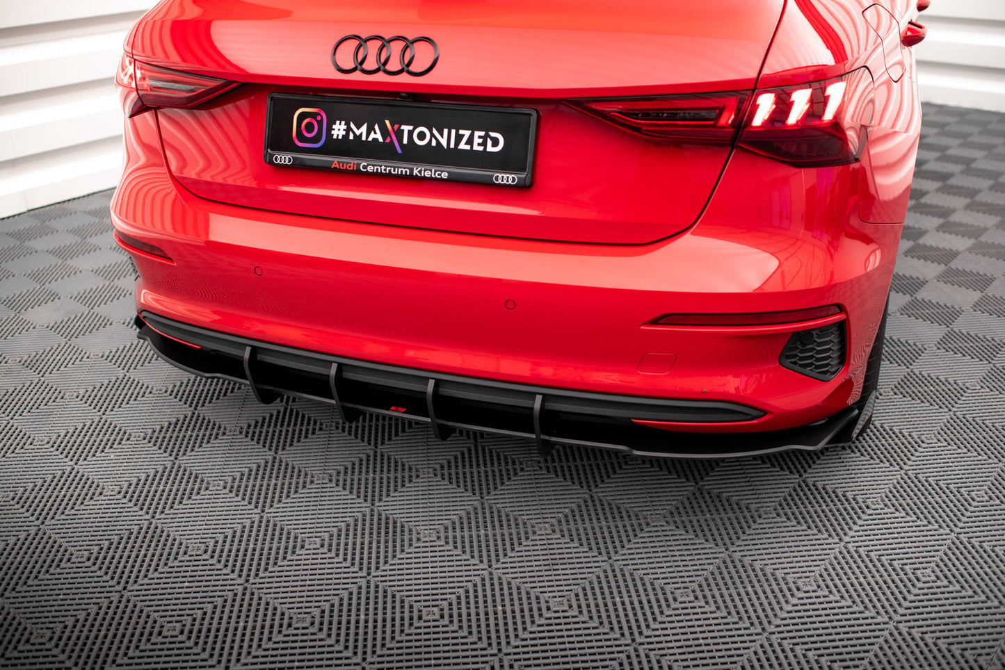 Maxton Robuste Racing Diffusor Heck Ansatz +Flaps für Audi A3 Sportback 8Y schwarz Hochglanz