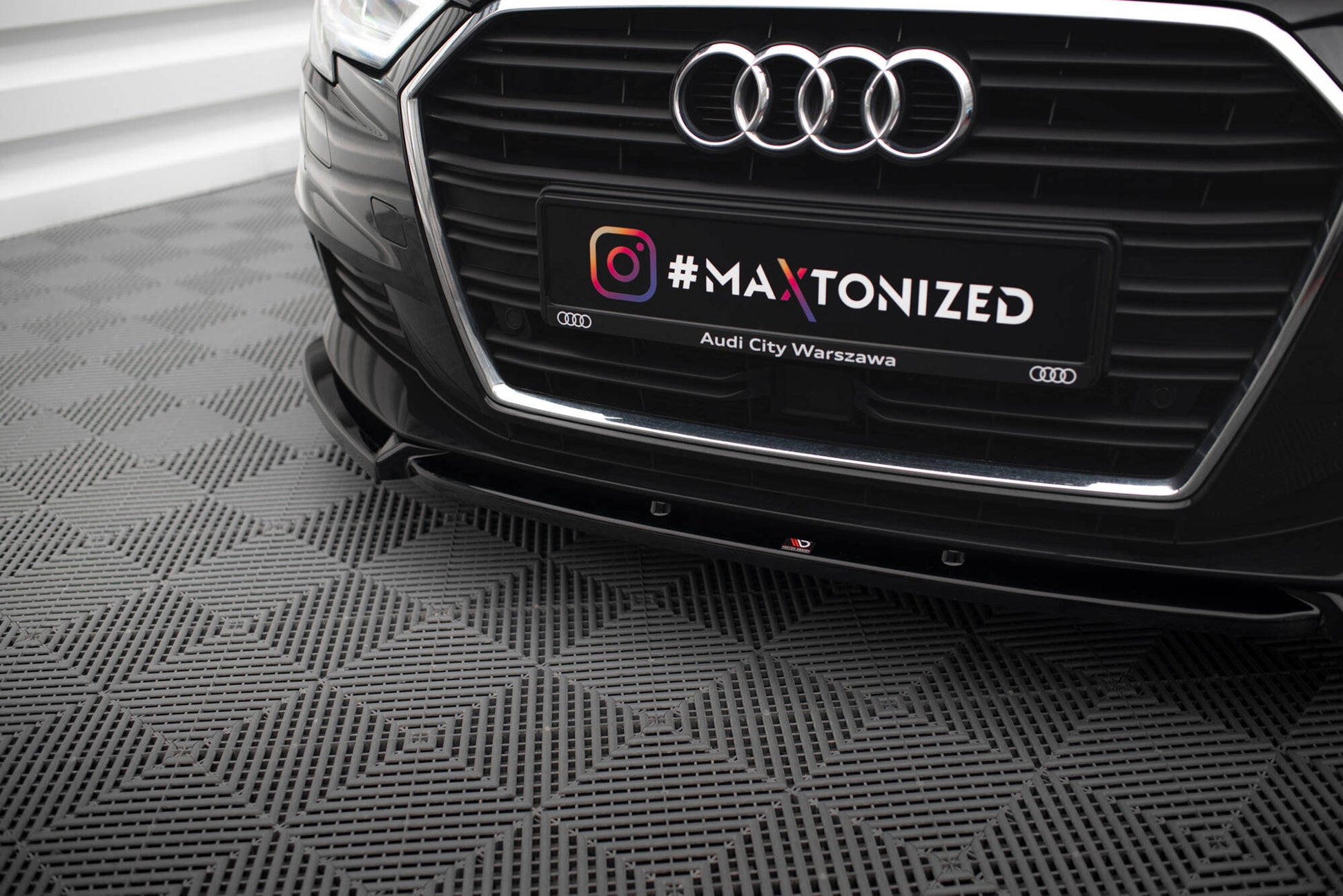 Maxton Front Ansatz V.1 für Audi A3 Sportback 8V Facelift schwarz Hochglanz