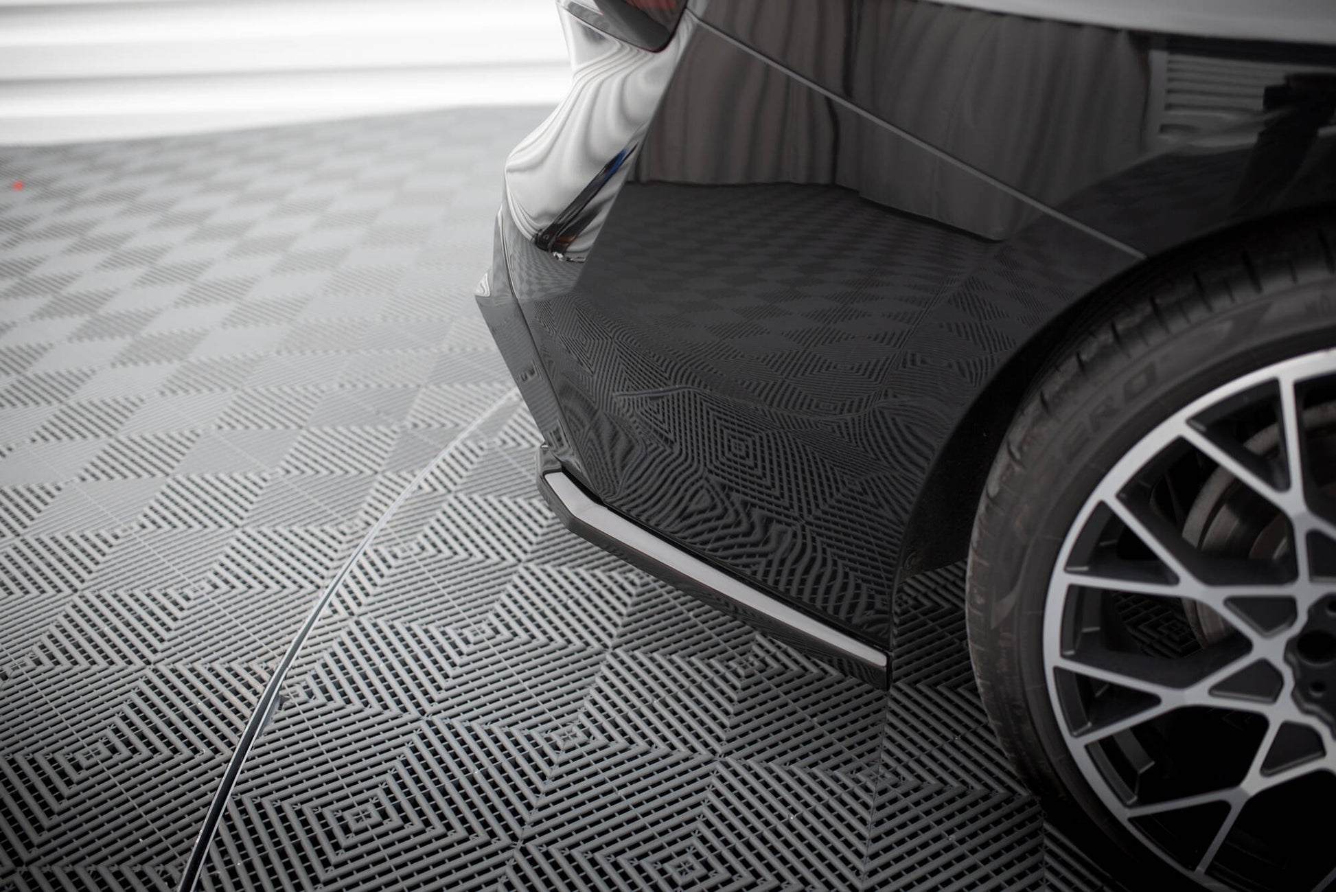 Maxton Heck Ansatz Flaps Diffusor V.3 für BMW 2 G42 schwarz Hochglanz