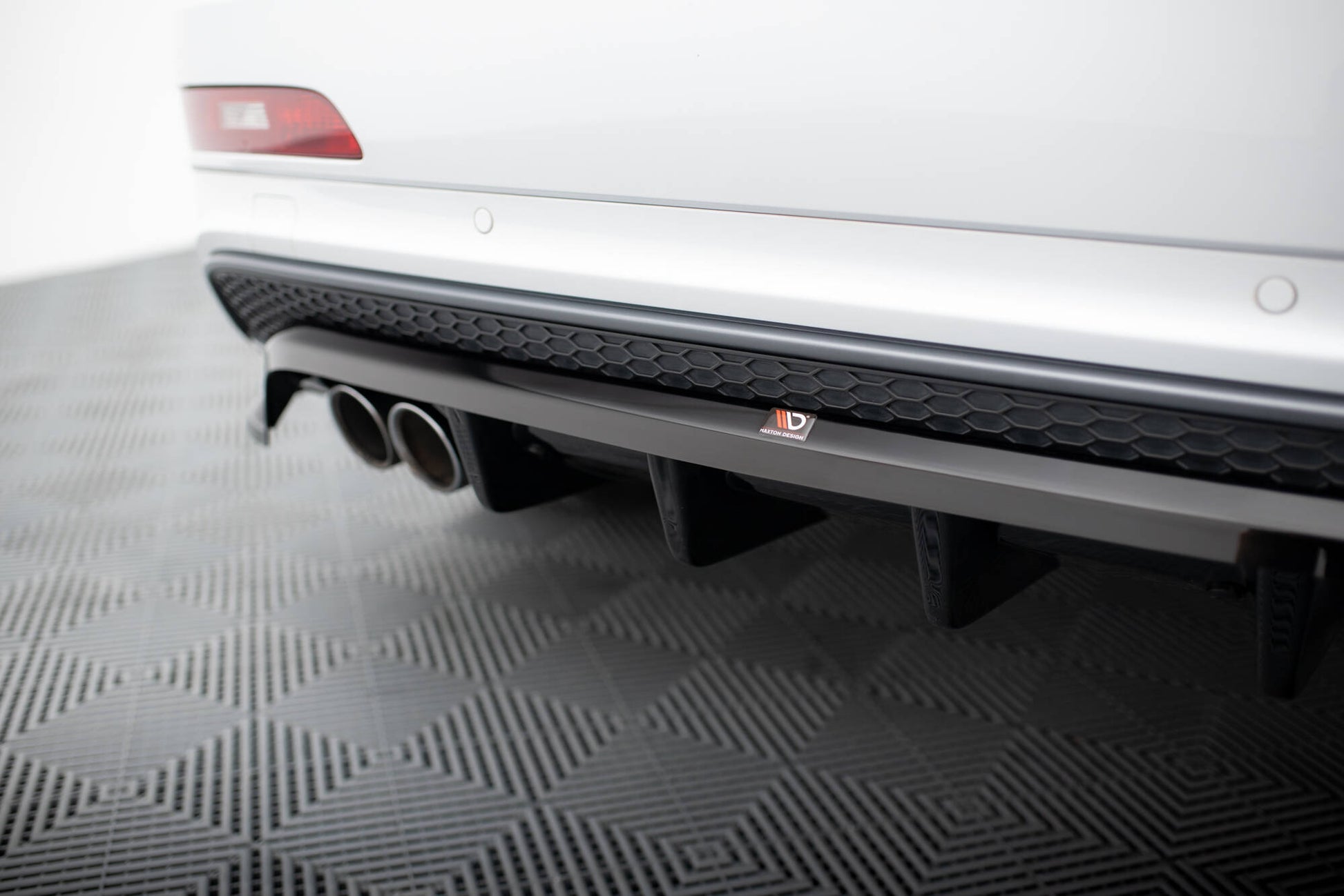Maxton Hinten Splitter (mit einem vertikalem balken) Audi Q3 S-line 8U schwarz Hochglanz