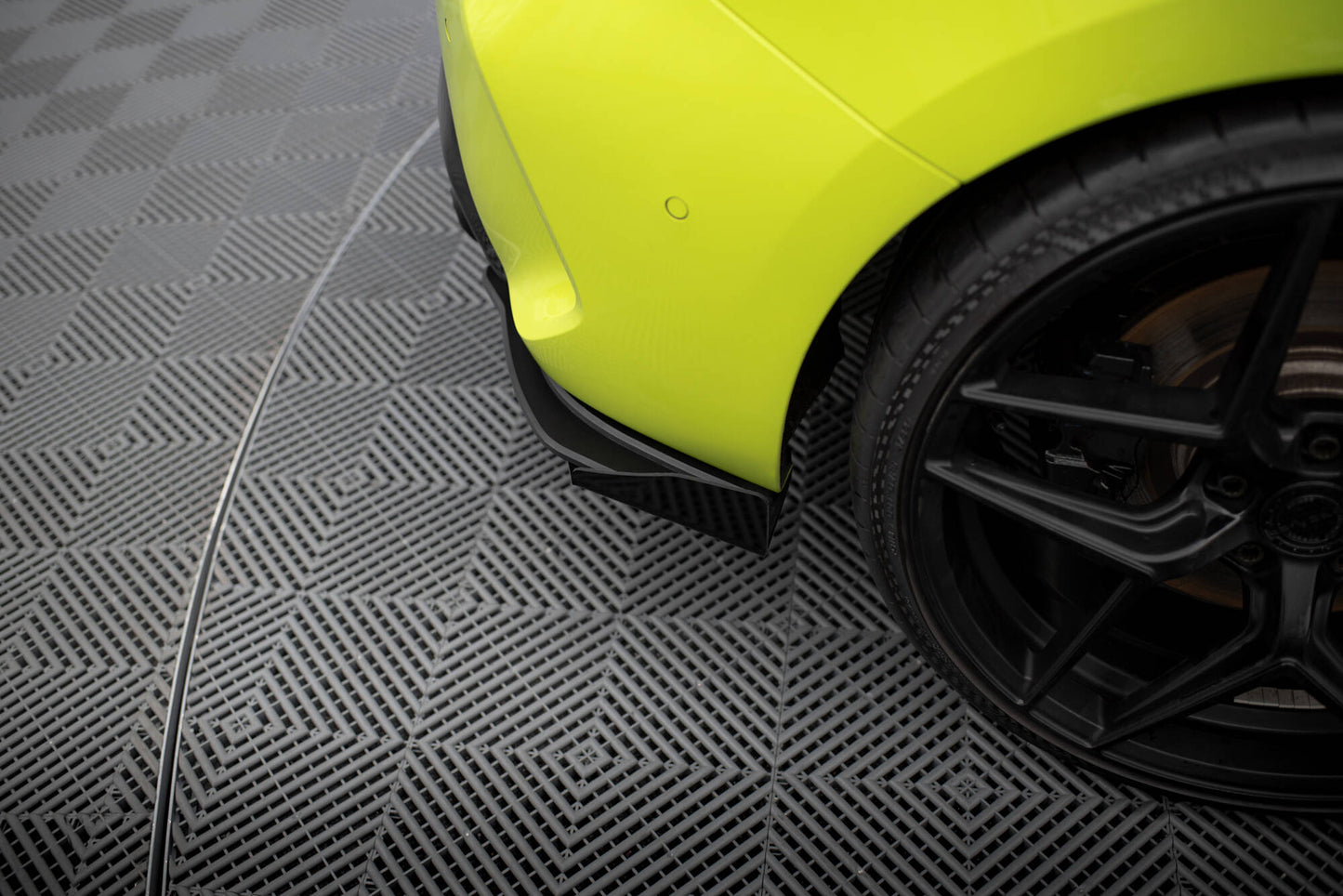 Maxton Hintere Seiten Flaps V.1 für BMW 1er F40 M-Paket / M135i schwarz Hochglanz