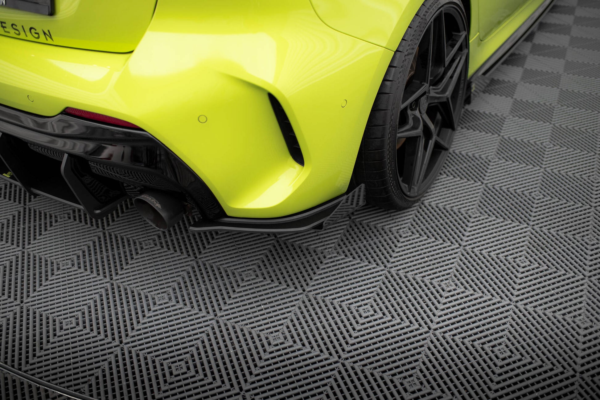 Maxton Hintere Seiten Flaps V.1 für BMW 1er F40 M-Paket / M135i schwarz Hochglanz