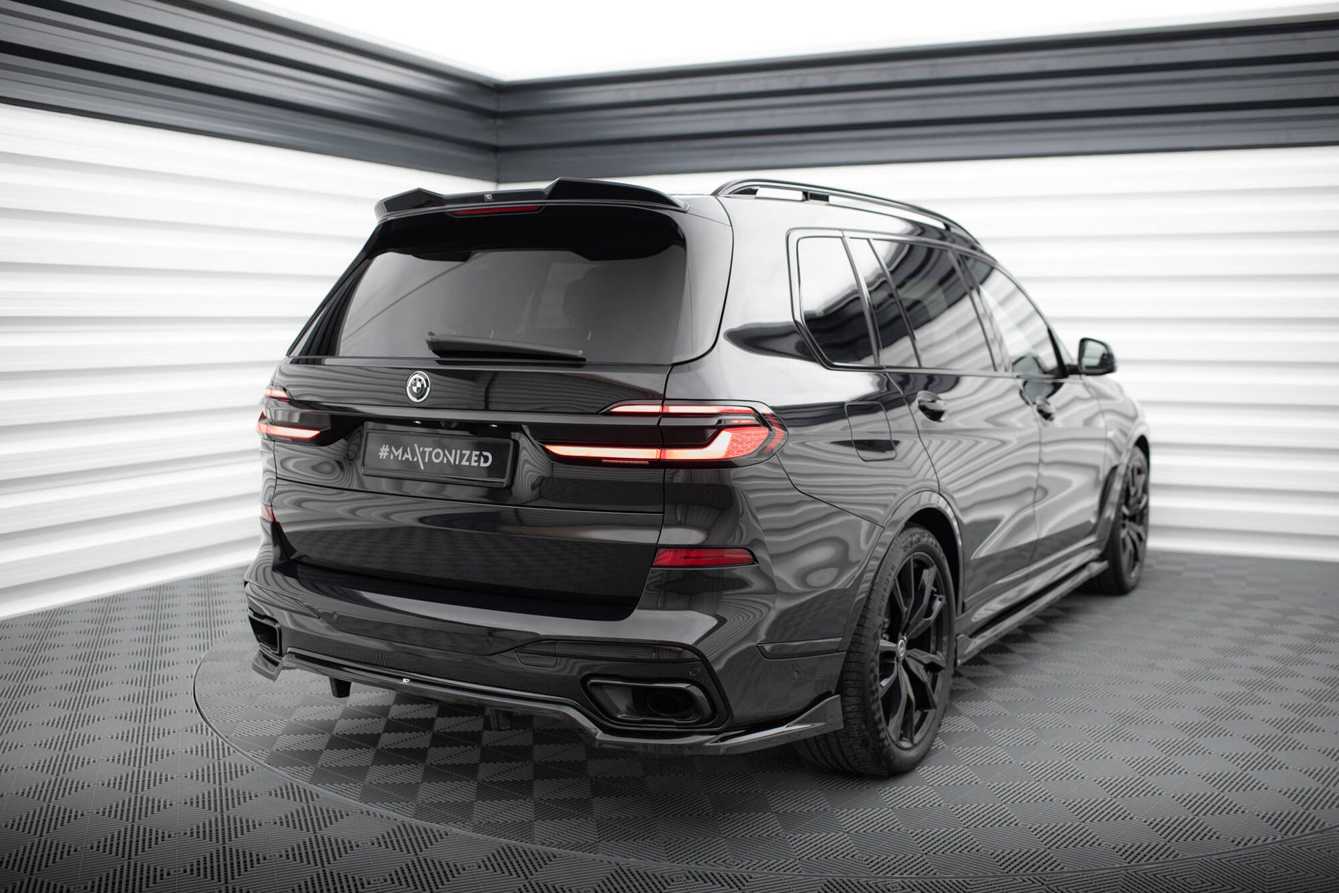 Maxton Spoiler CAP für 3D BMW X7 M-Paket G07  schwarz Hochglanz