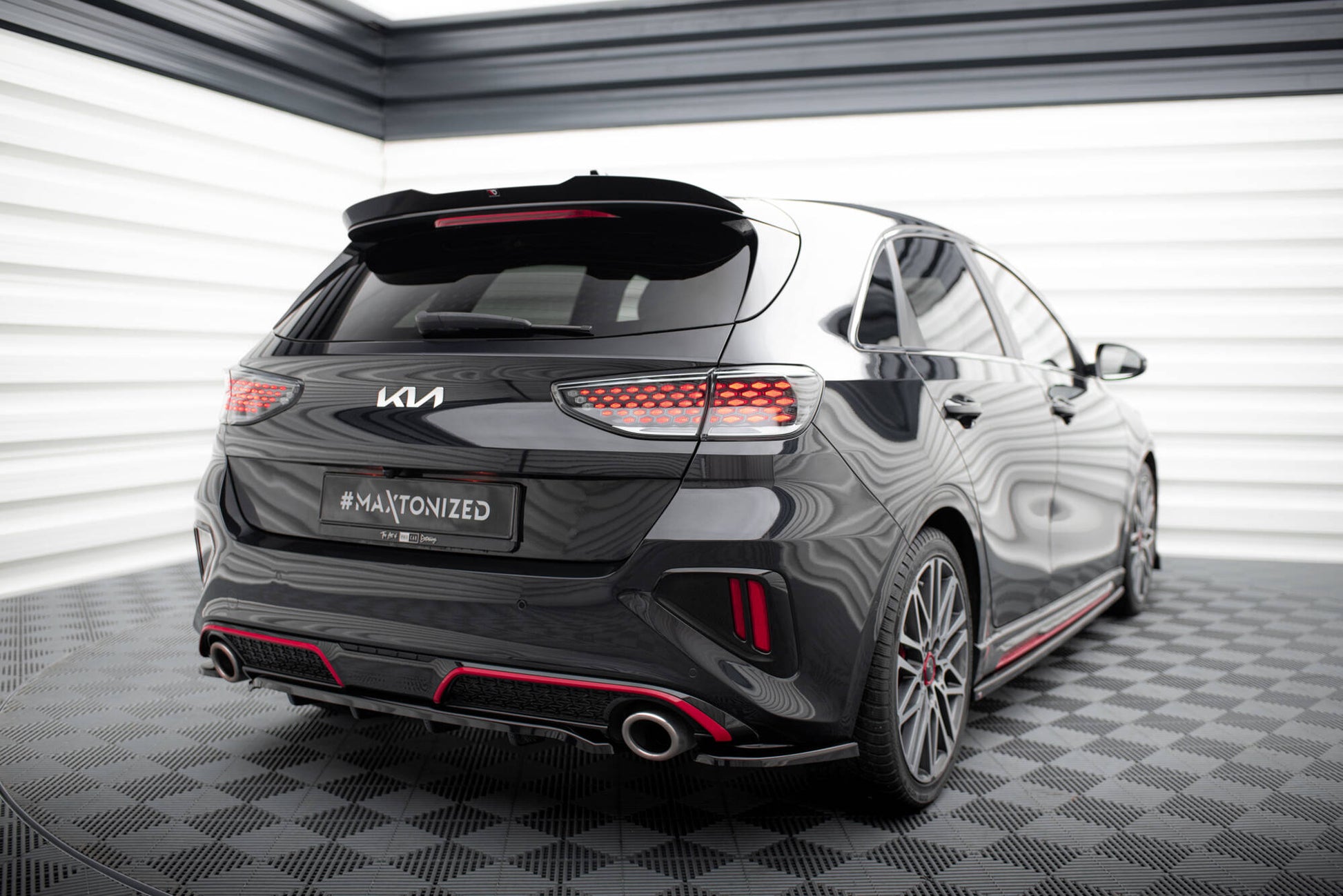Maxton Mittlerer Diffusor Heck Ansatz DTM Look für Kia Ceed GT Mk3 Facelift schwarz Hochglanz
