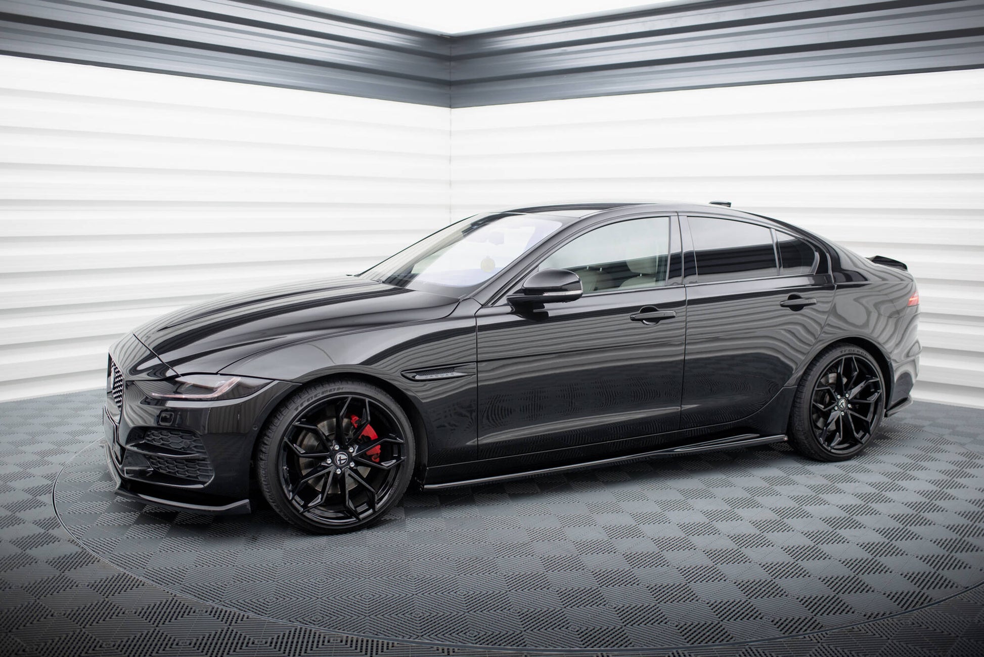 Maxton Seitenschweller Ansatz für Jaguar XE X760 Facelift schwarz Hochglanz